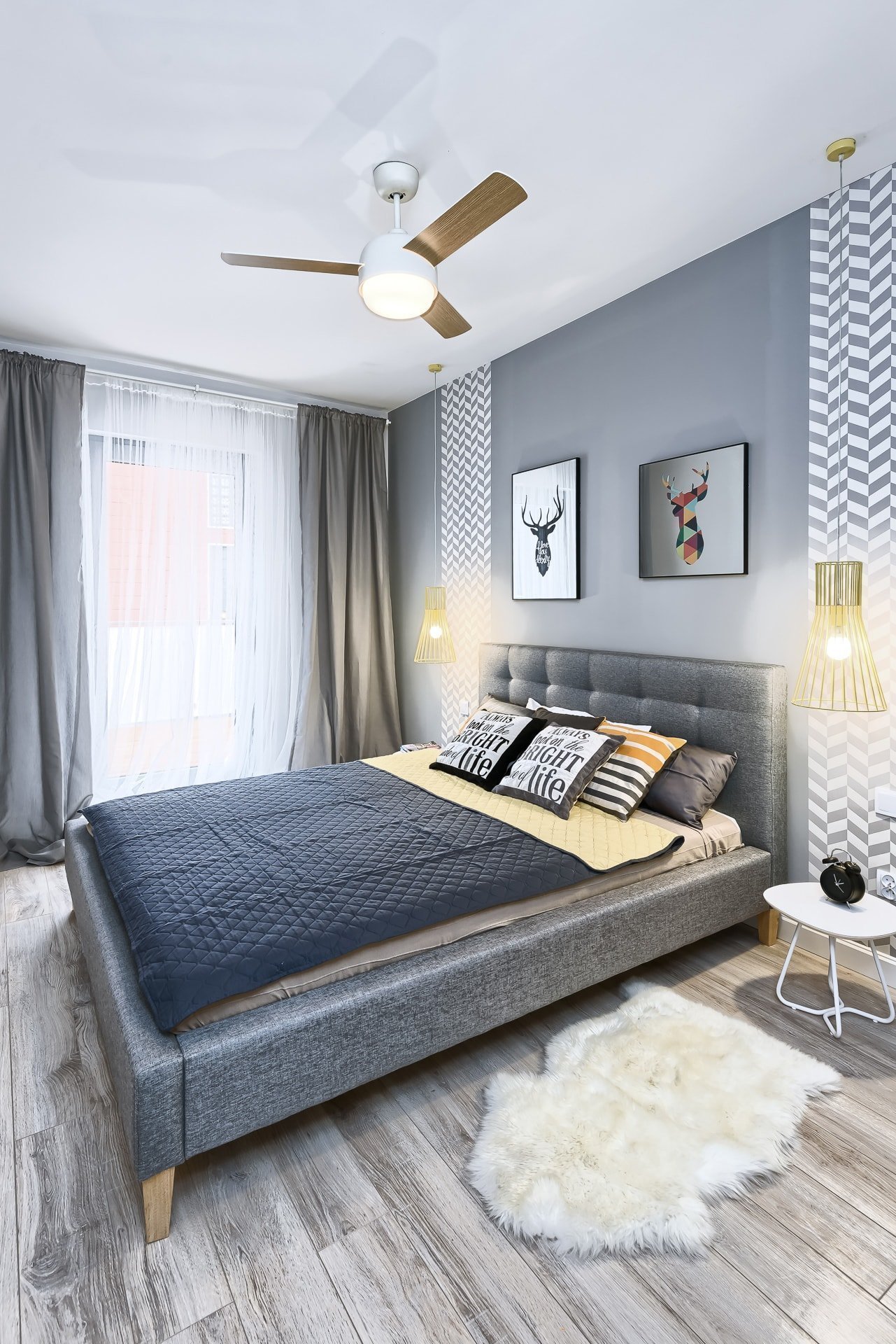 Moderní byt v šedé barvě