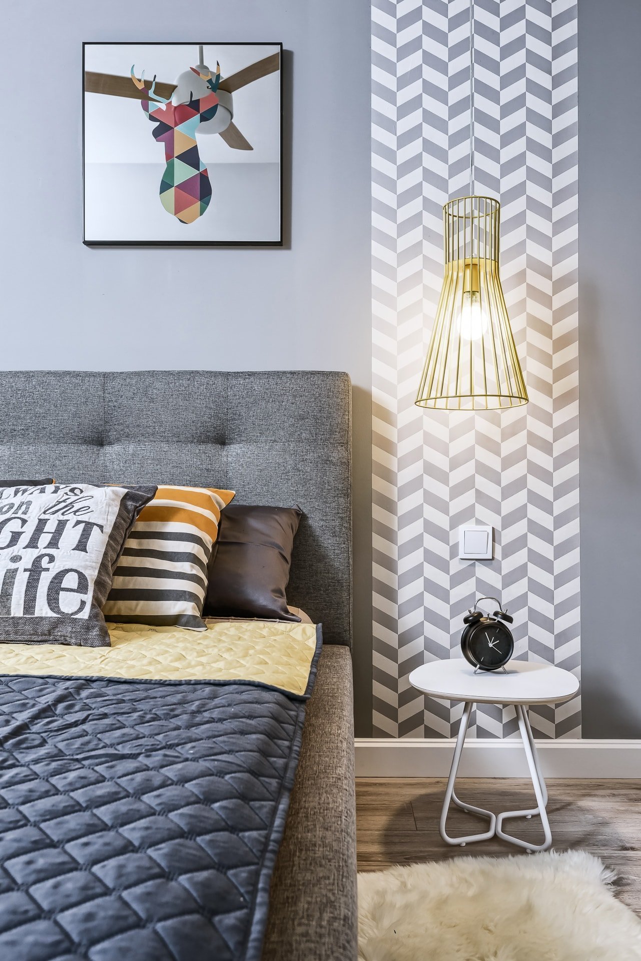 Moderní byt v šedé barvě