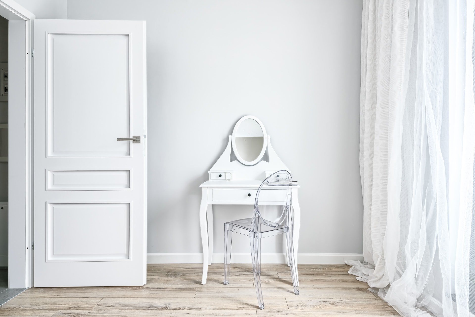 Moderní byt v šedé barvě