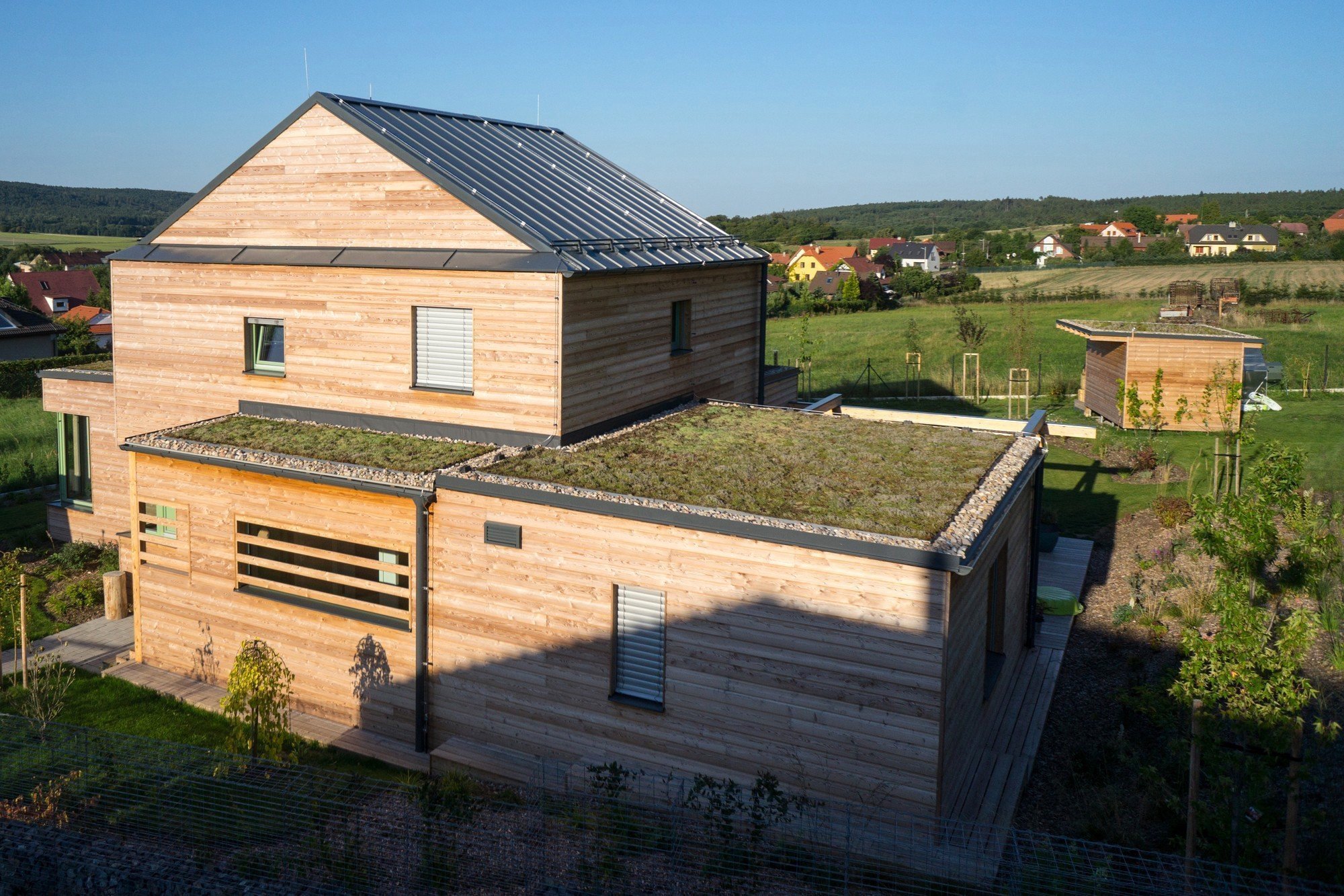 Moderní dřevostavba se zelenou střechou