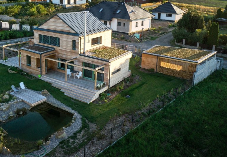 Moderní dřevostavba se zelenou střechou