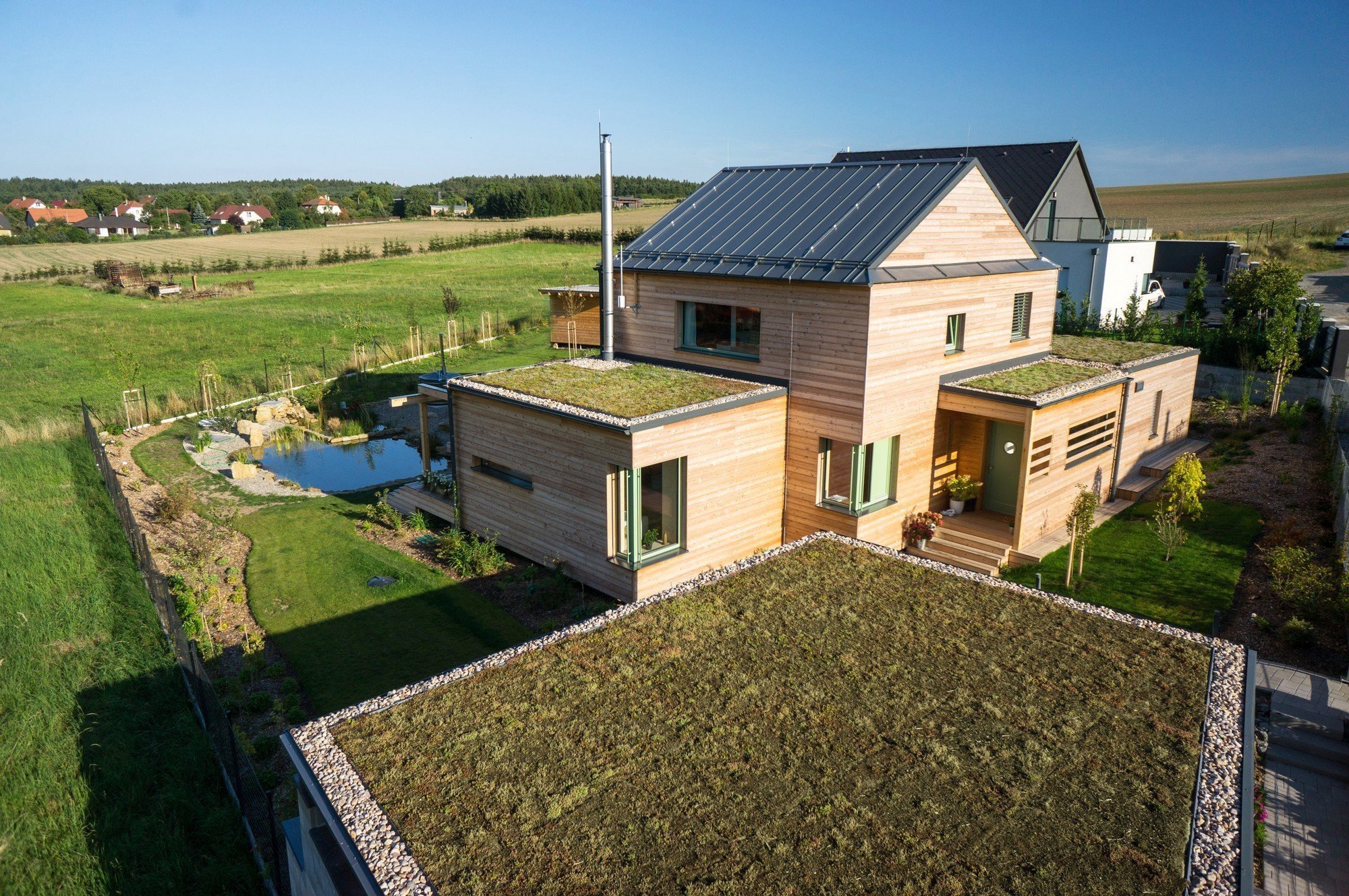 Moderní dřevostavba se zelenou střechou