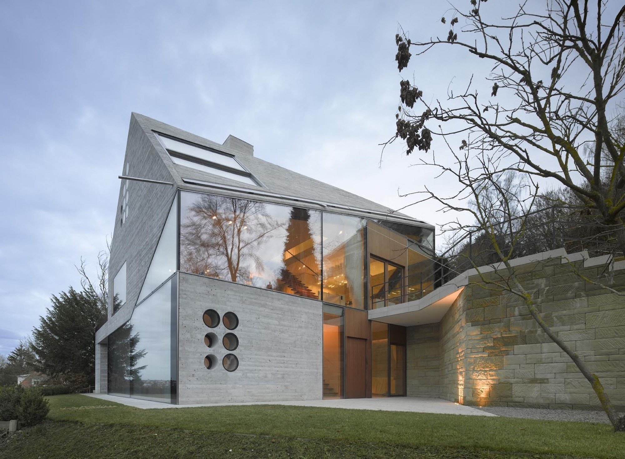 Moderní dům postavený z recyklovaných materiálů
