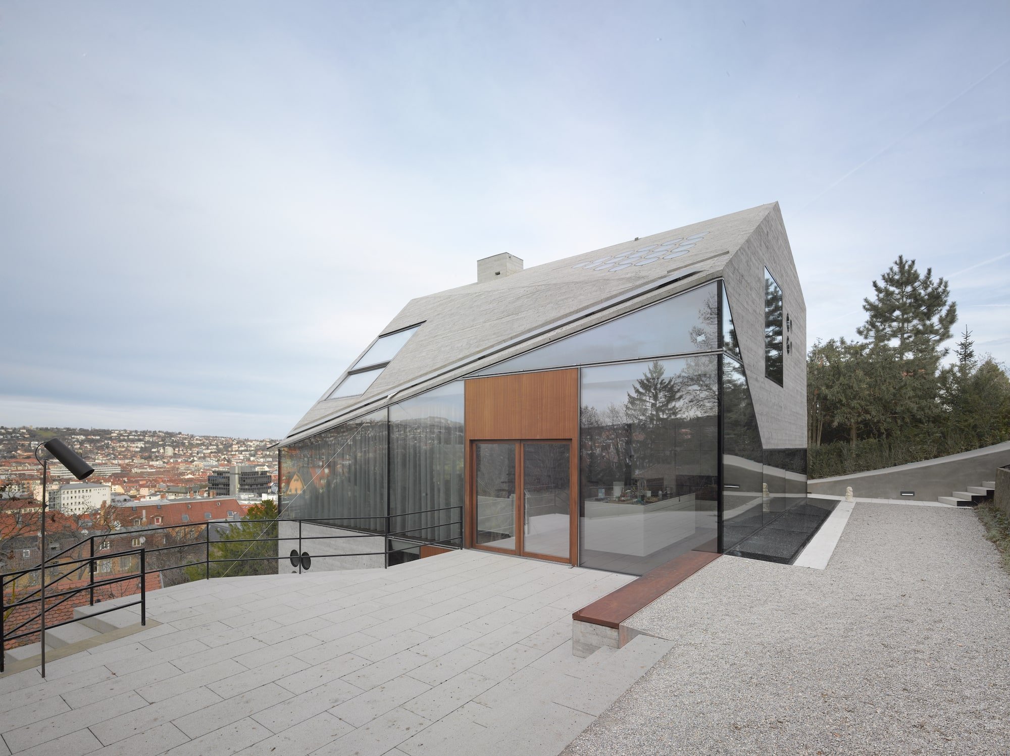 Moderní dům postavený z recyklovaných materiálů