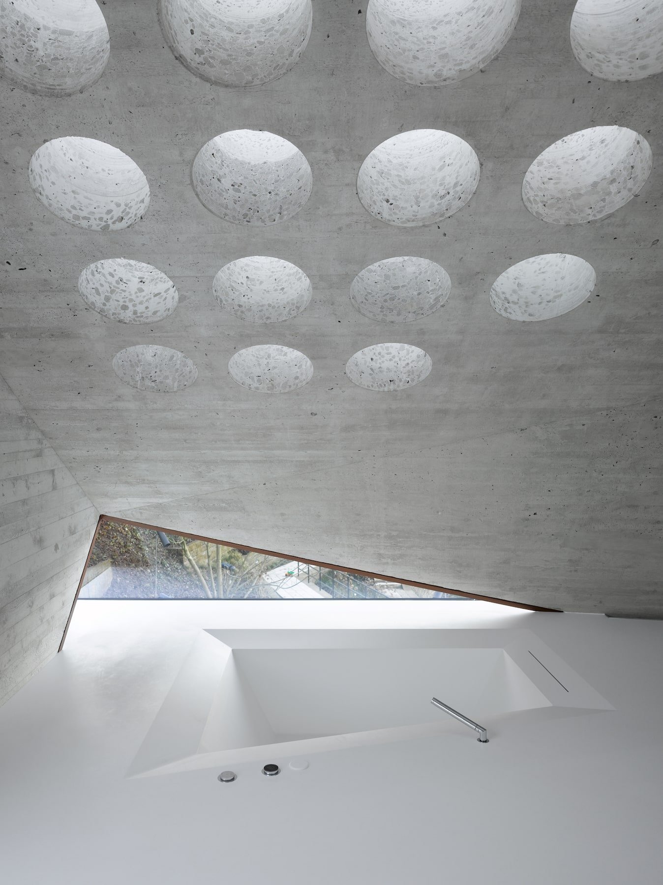 Moderní dům postavený z recyklovaných materiálů