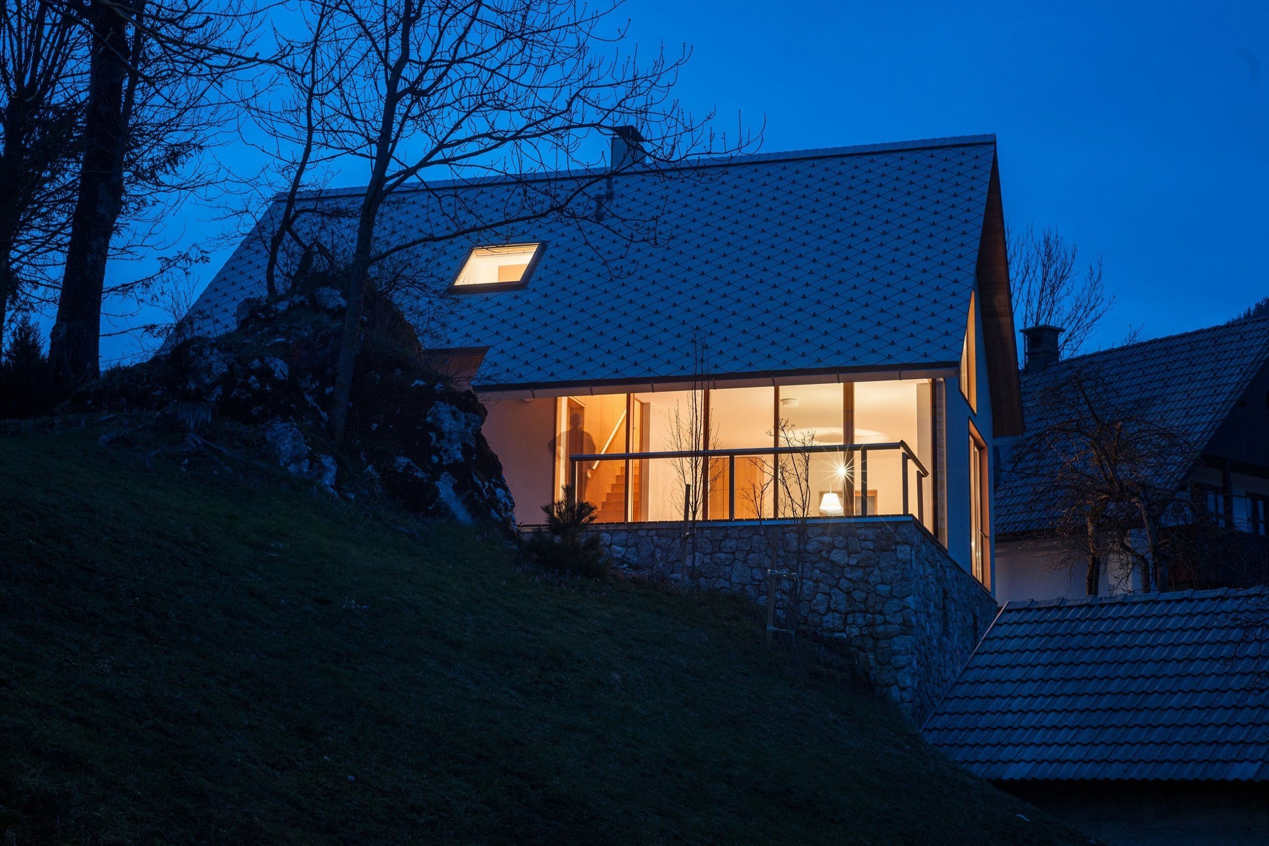 V jednoduchosti je krása – moderní dům v chráněné oblasti