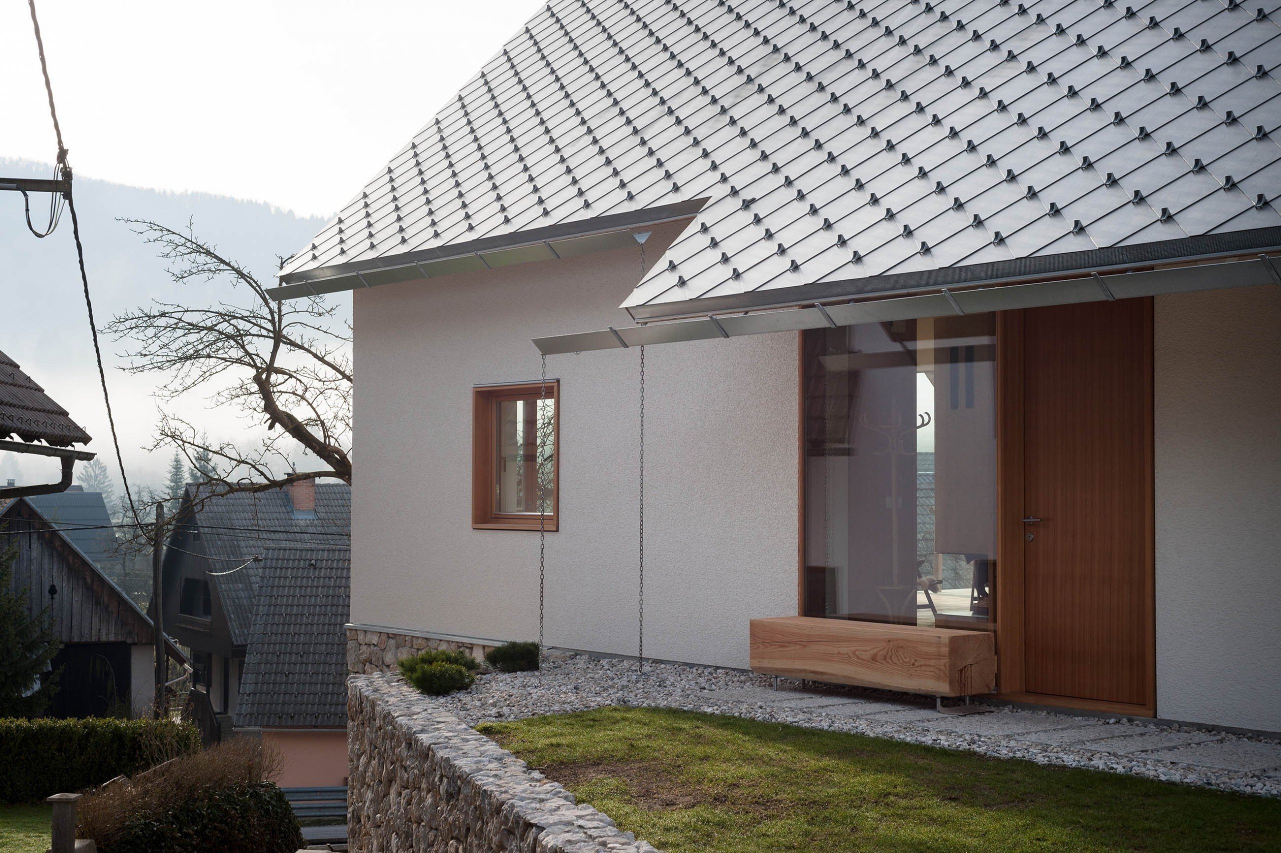 V jednoduchosti je krása – moderní dům v chráněné oblasti