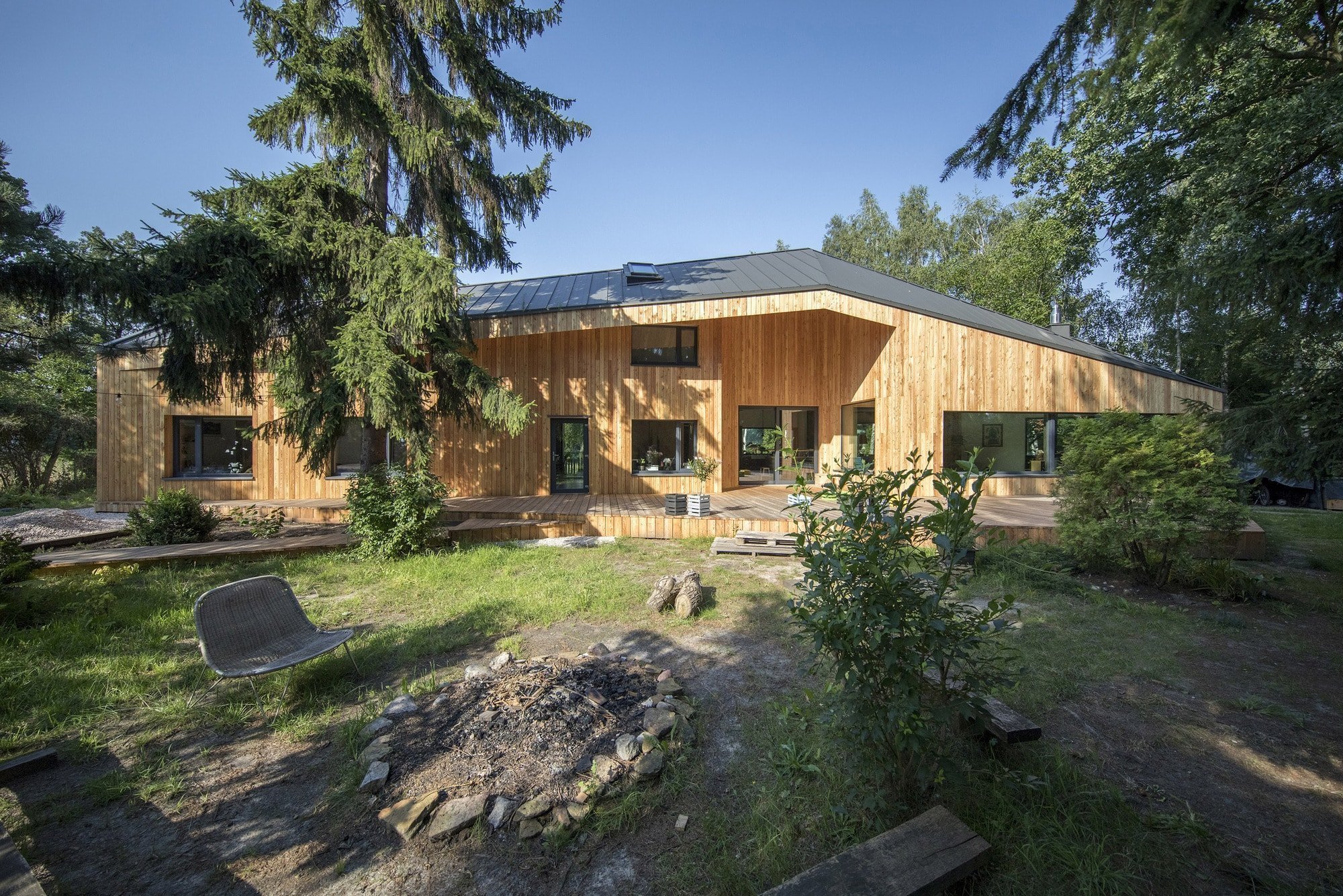 Originální dům s dřevěnou fasádou