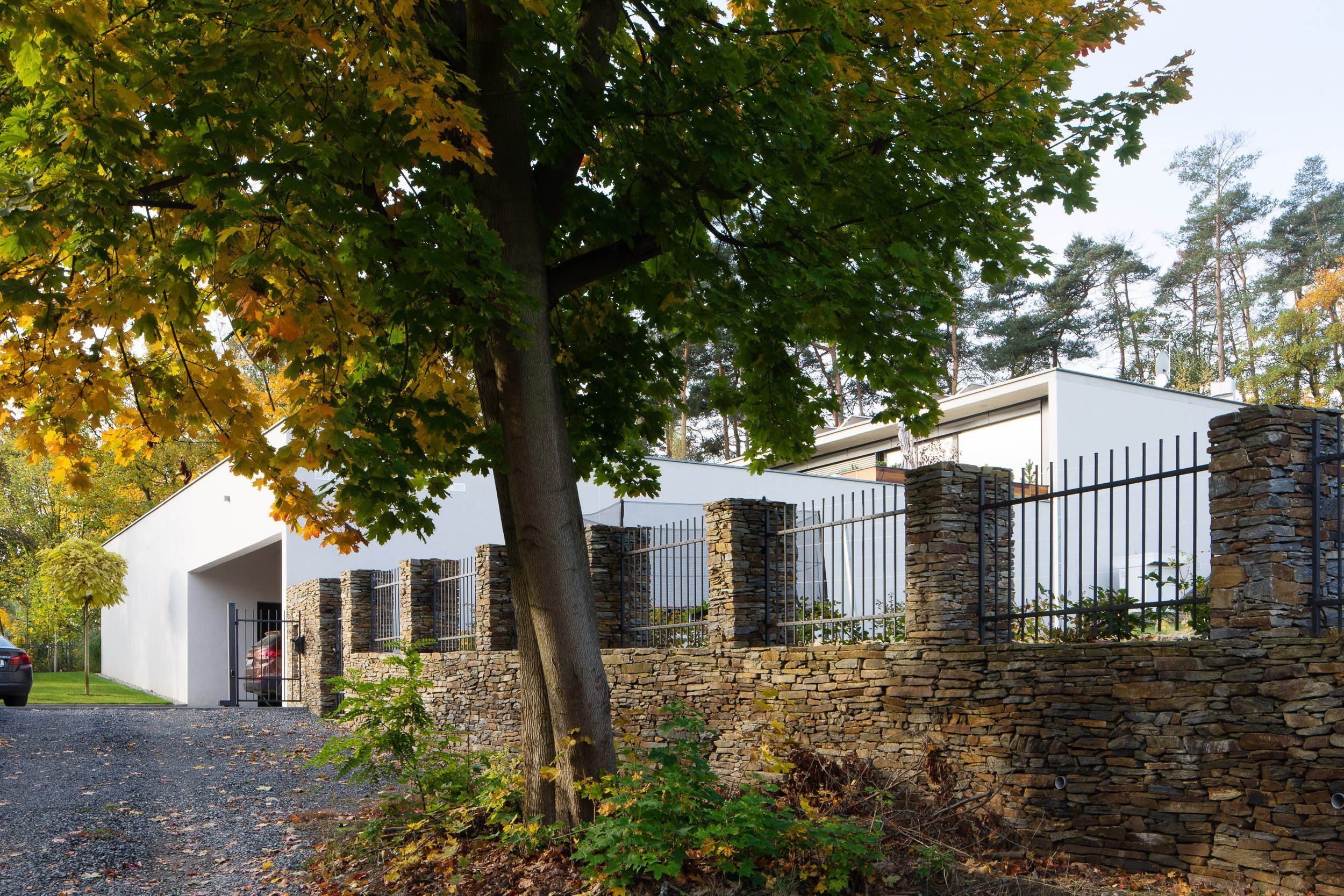 Přízemní dům v symbióze s okolím