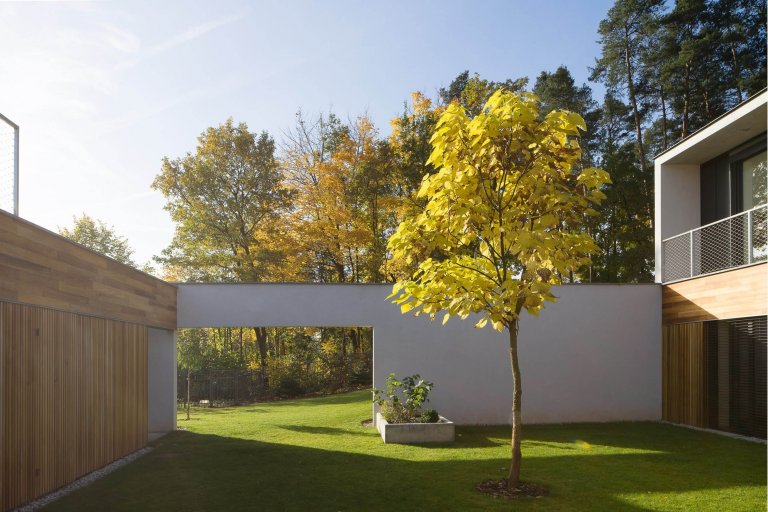 Přízemní dům v symbióze s okolím