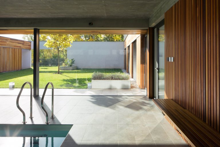 Přízemní dům v symbióze s okolím