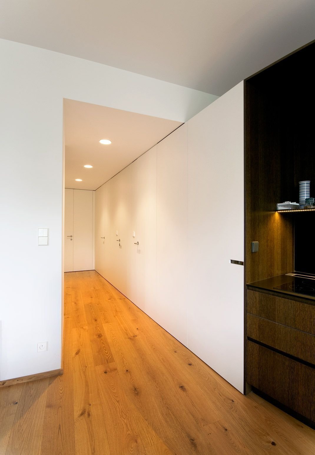 Proměna bytu? Černá mozaika i kuchyň bez horních skříněk