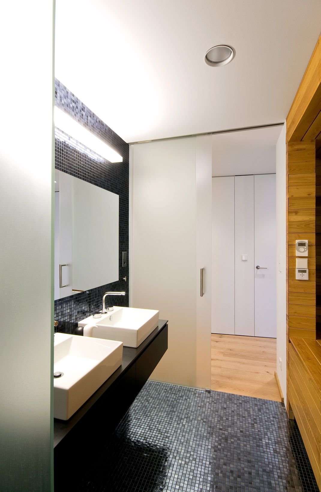 Proměna bytu? Černá mozaika i kuchyň bez horních skříněk