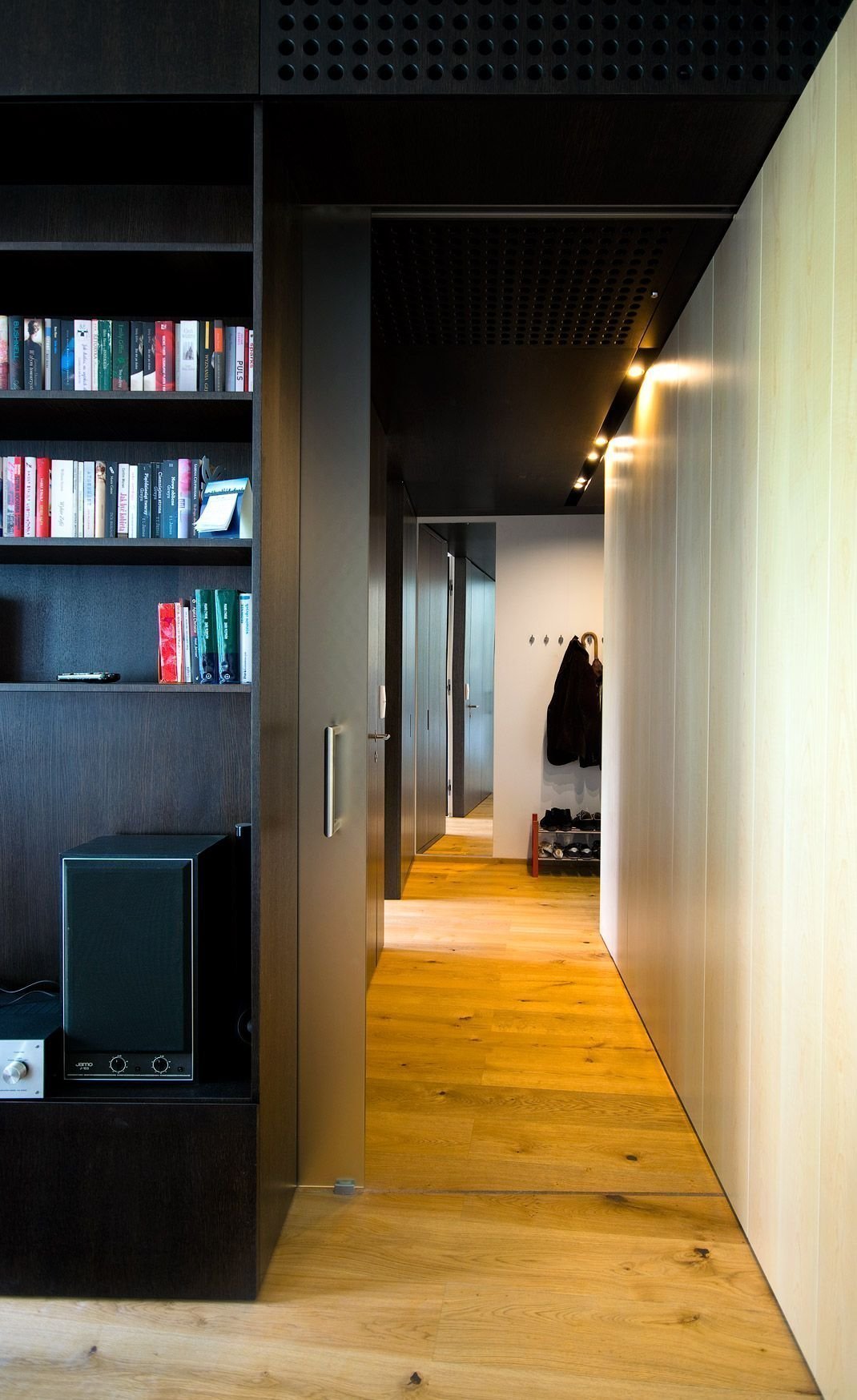 Proměna bytu? Černá mozaika i kuchyň bez horních skříněk