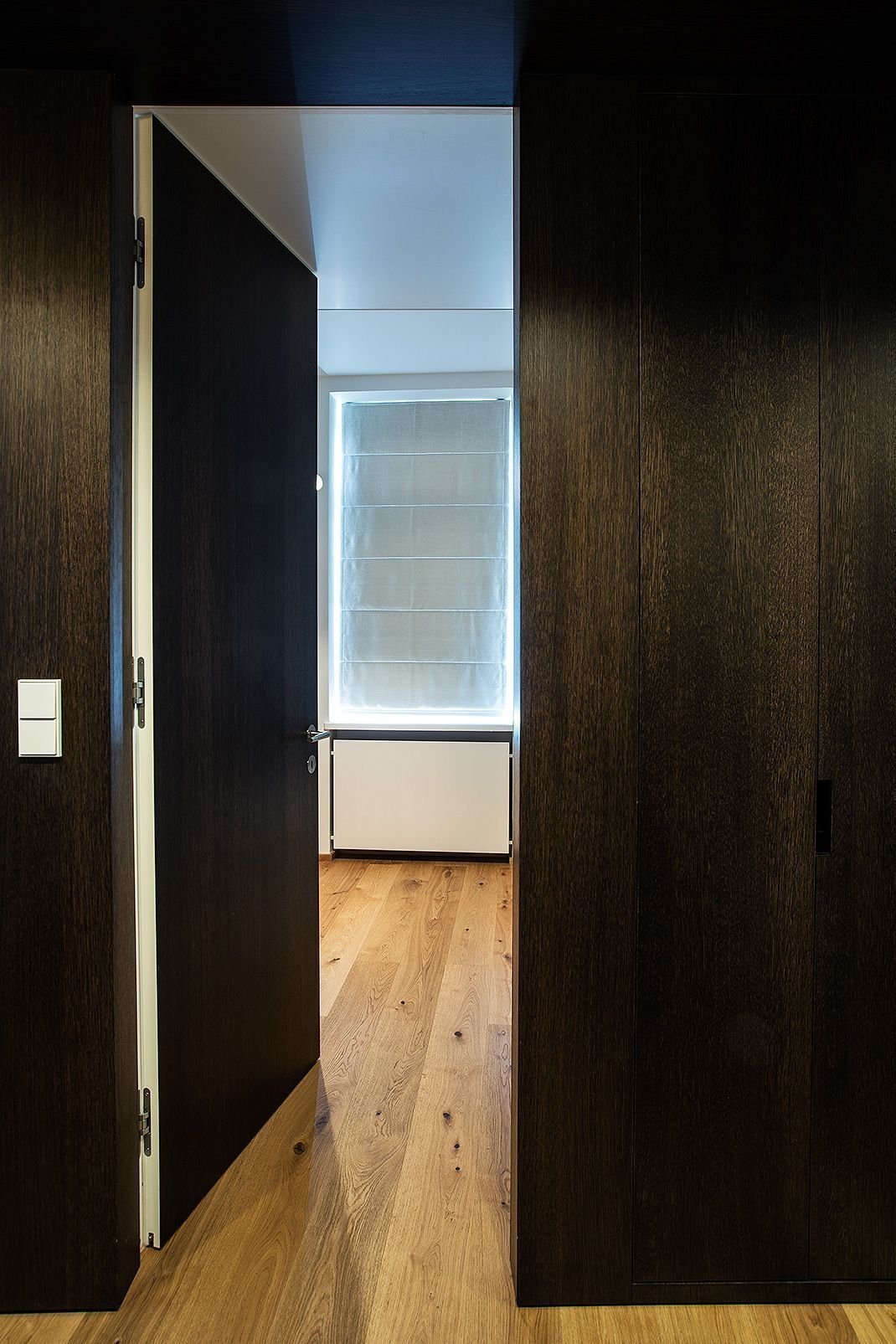 Proměna bytu? Černá mozaika i kuchyň bez horních skříněk