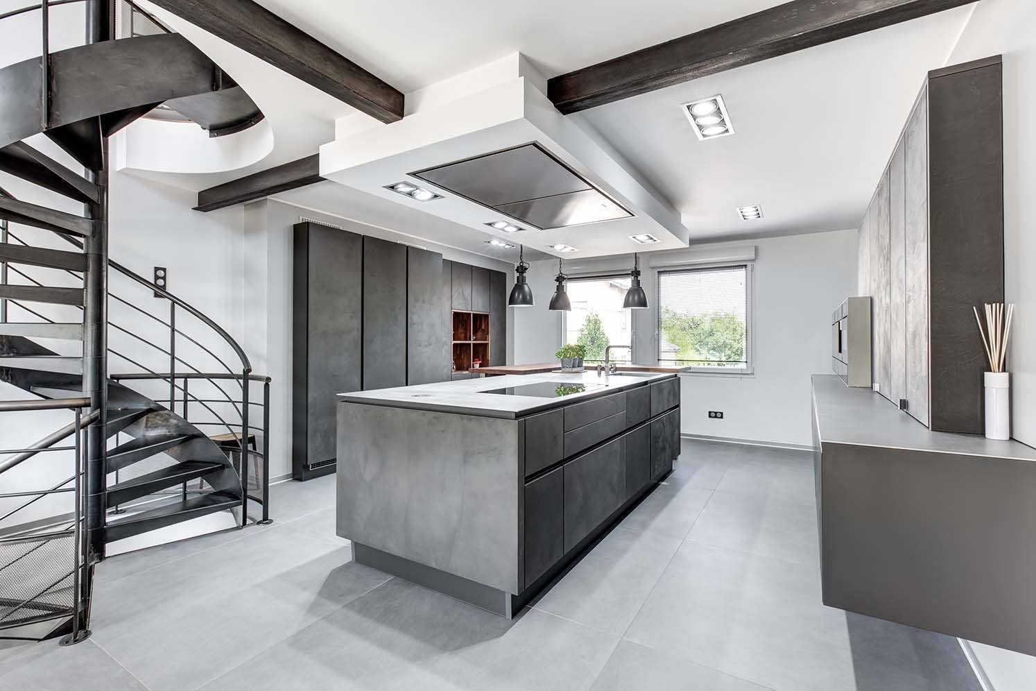 Šedá kuchyně nemusí být nudná