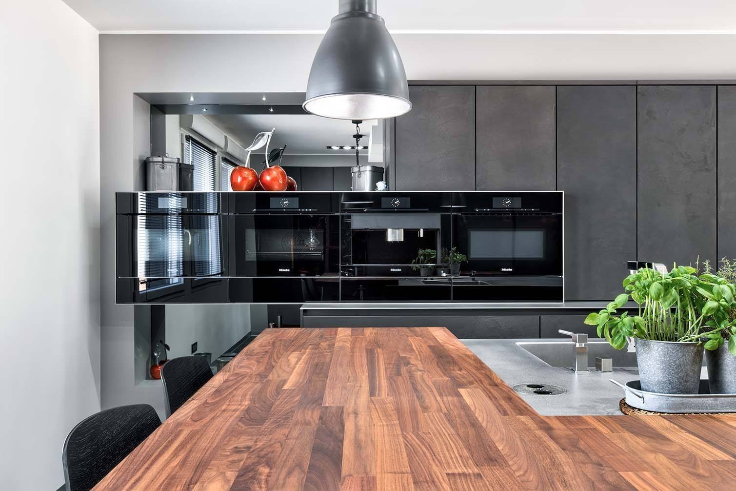 Šedá kuchyně nemusí být nudná