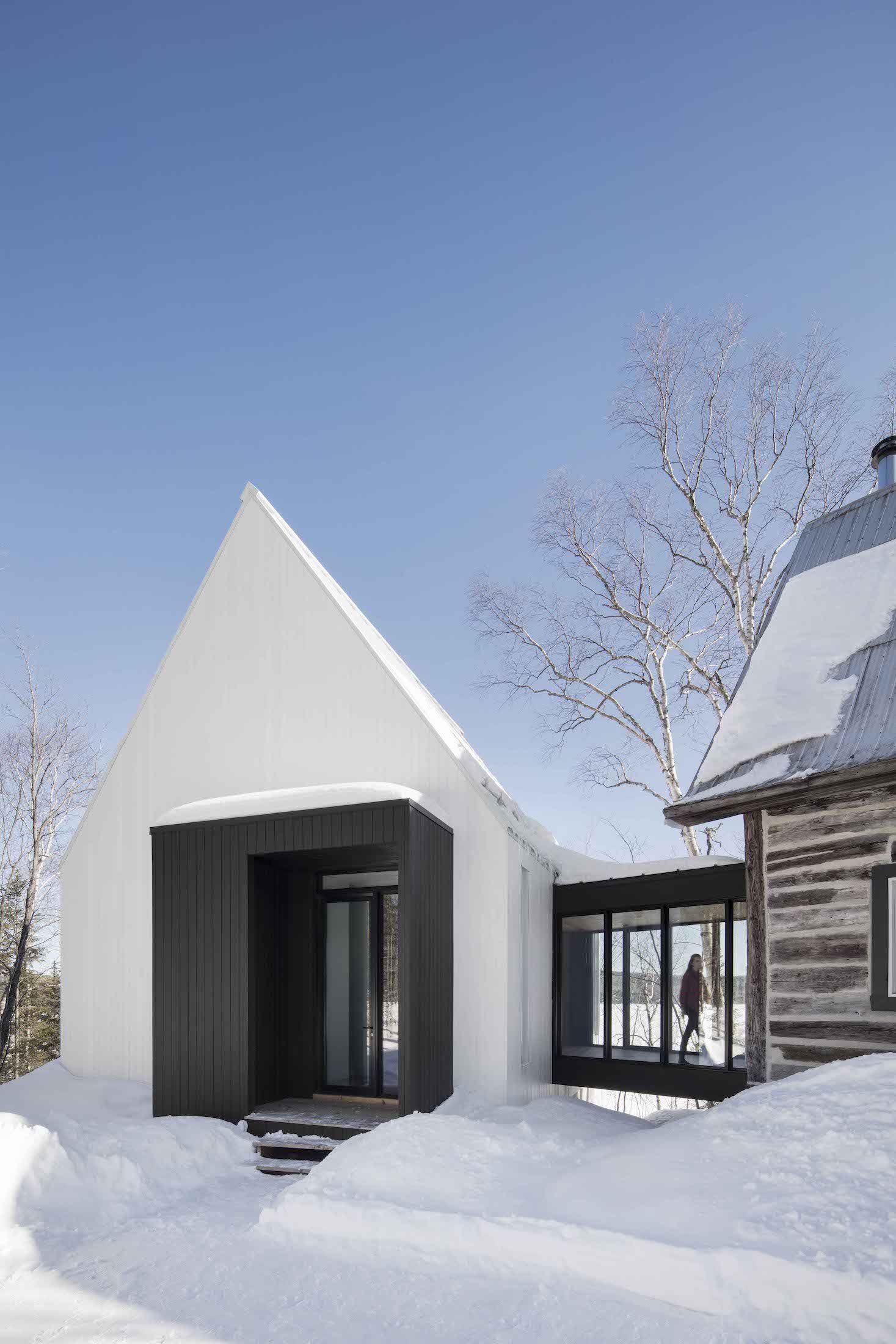 Stará chata u jezera už rodině nestačila