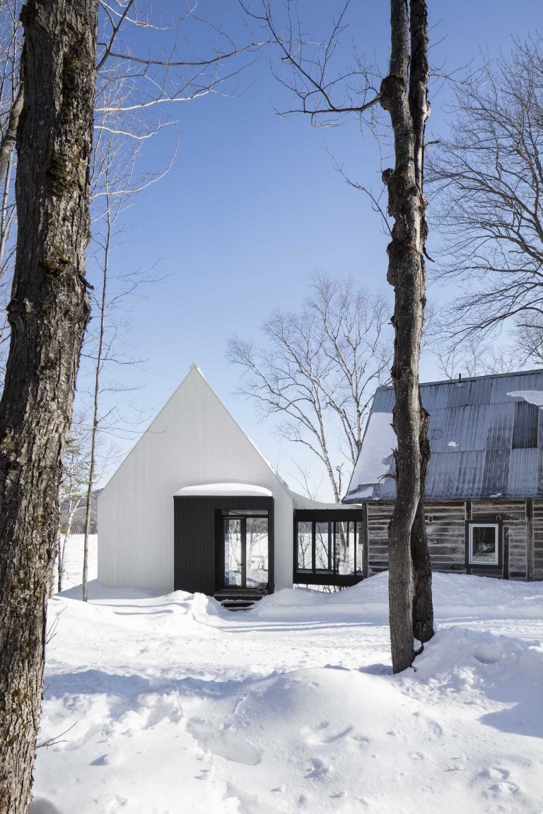 Stará chata u jezera už rodině nestačila