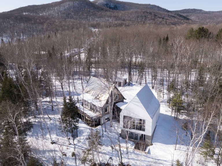 Stará chata u jezera už rodině nestačila