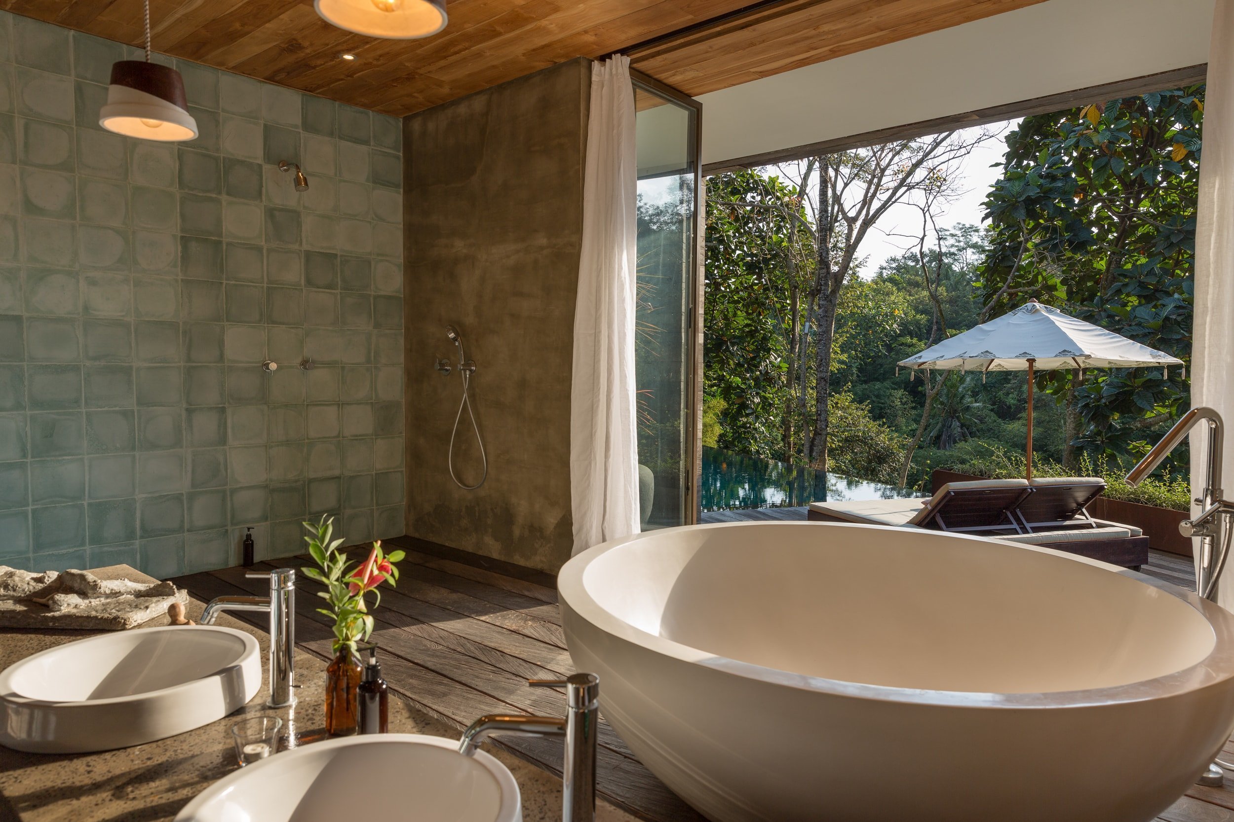 Vila postavená v balijské pobřežní džungli