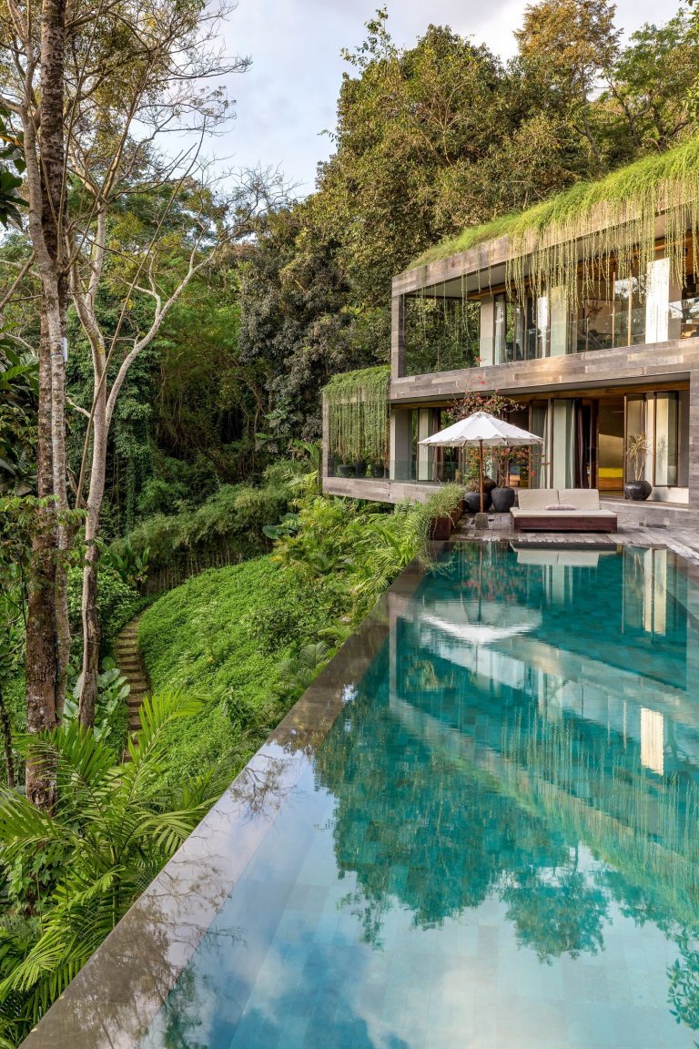 Vila postavená v balijské pobřežní džungli