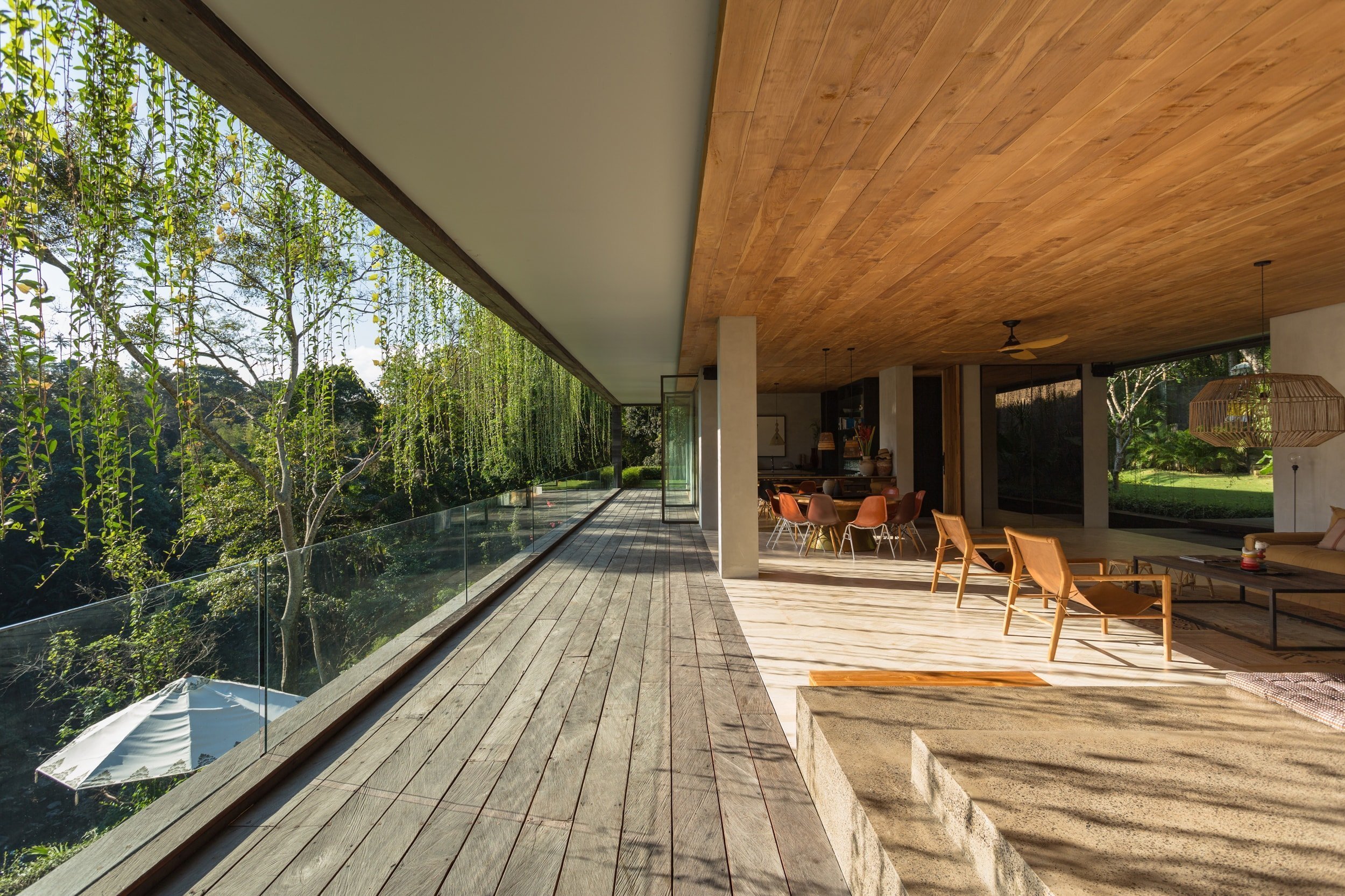 Vila postavená v balijské pobřežní džungli