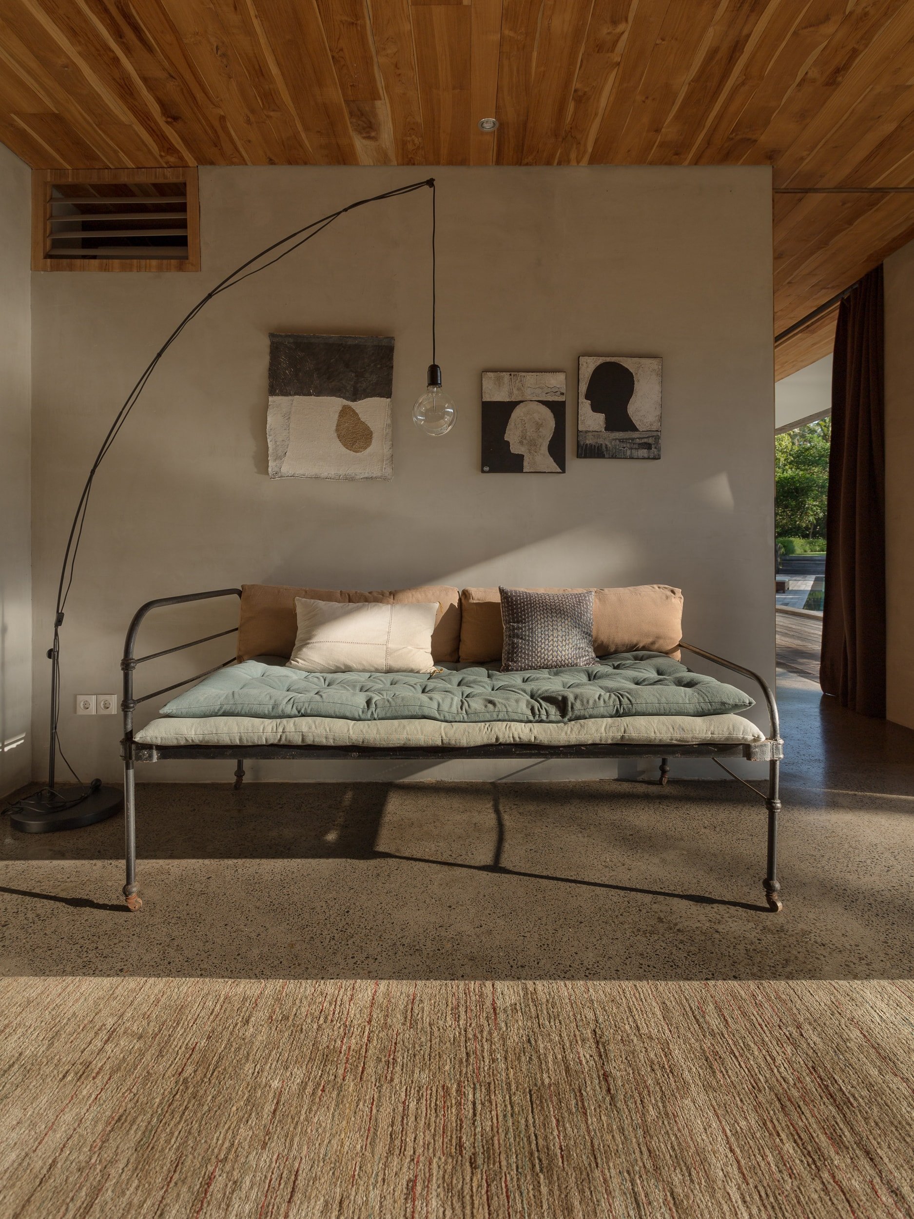 Vila postavená v balijské pobřežní džungli