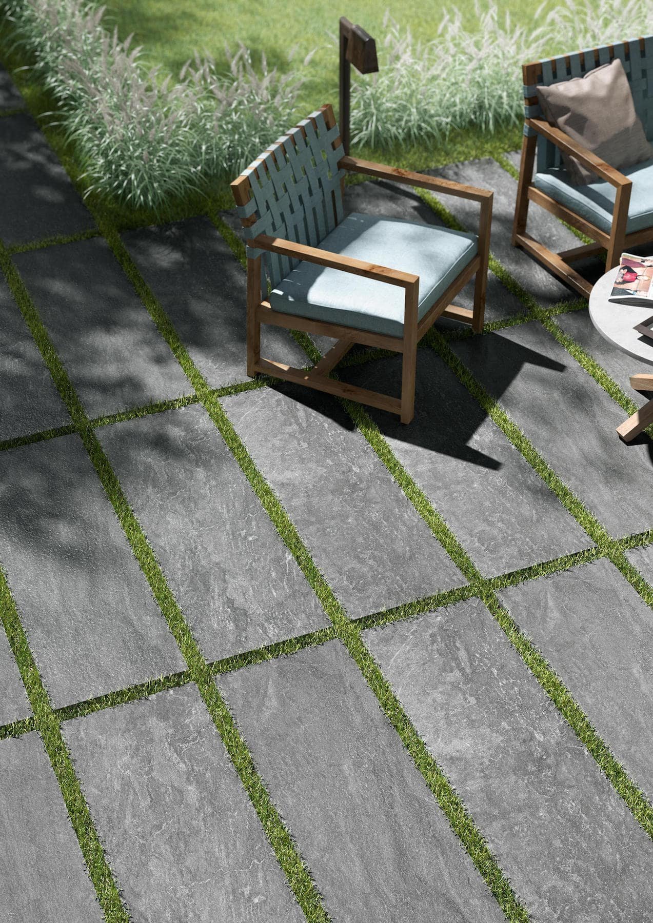 Při pokládání dlažby do trávy musí být zachována spára ve velikosti minimálně 4 cm, která zabezpečí růst trávy mezi dlaždicemi