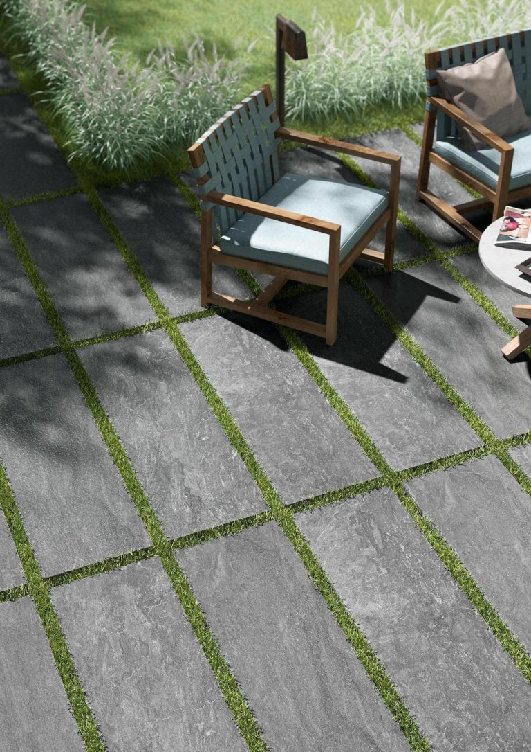 Při pokládání dlažby do trávy musí být zachována spára ve velikosti minimálně 4 cm, která zabezpečí růst trávy mezi dlaždicemi