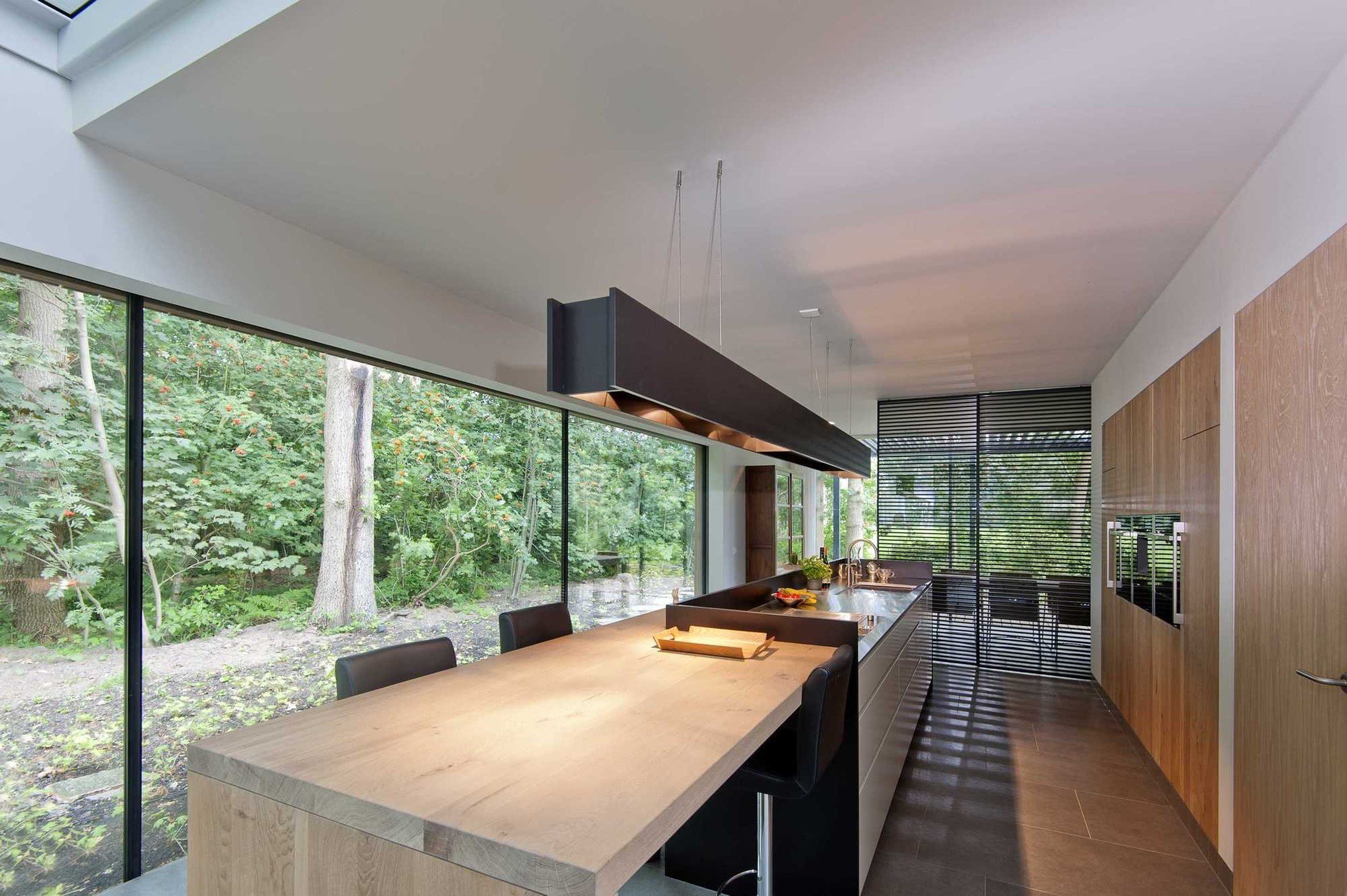 Vzdušný a lehký dům plný světla u lesa