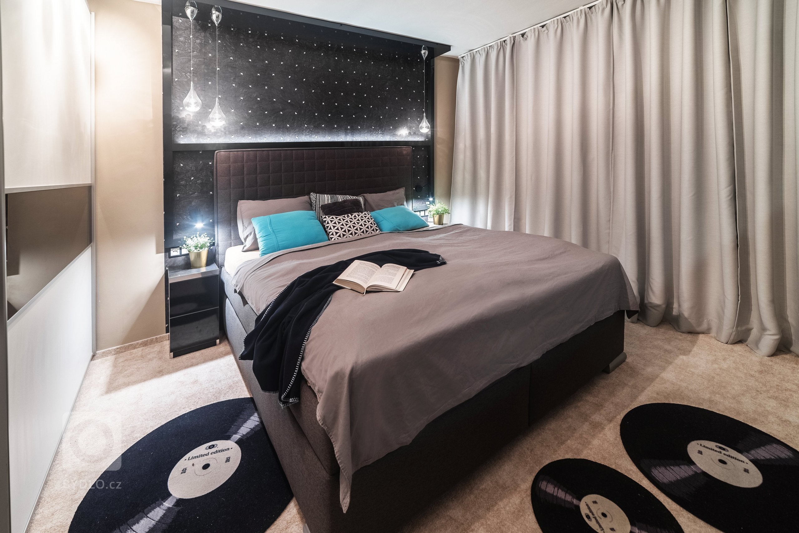 Prostor obývá velmi milý pán - filmový a hudební fajnšmekr. Místo televize je v pokoji promítací plátno, které se spouští ze sádrokartonového podhledu ve…