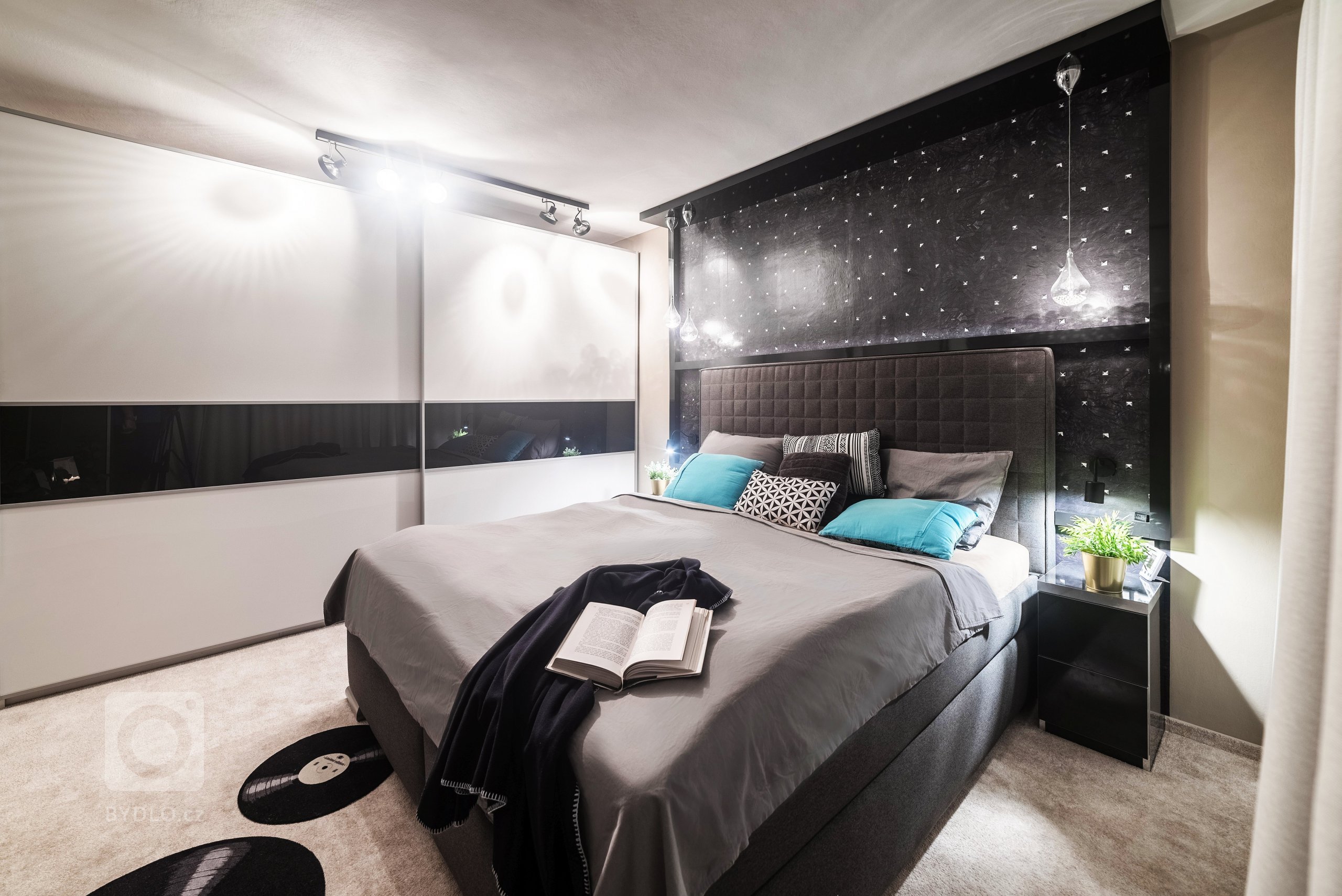 Prostor obývá velmi milý pán - filmový a hudební fajnšmekr. Místo televize je v pokoji promítací plátno, které se spouští ze sádrokartonového podhledu ve…