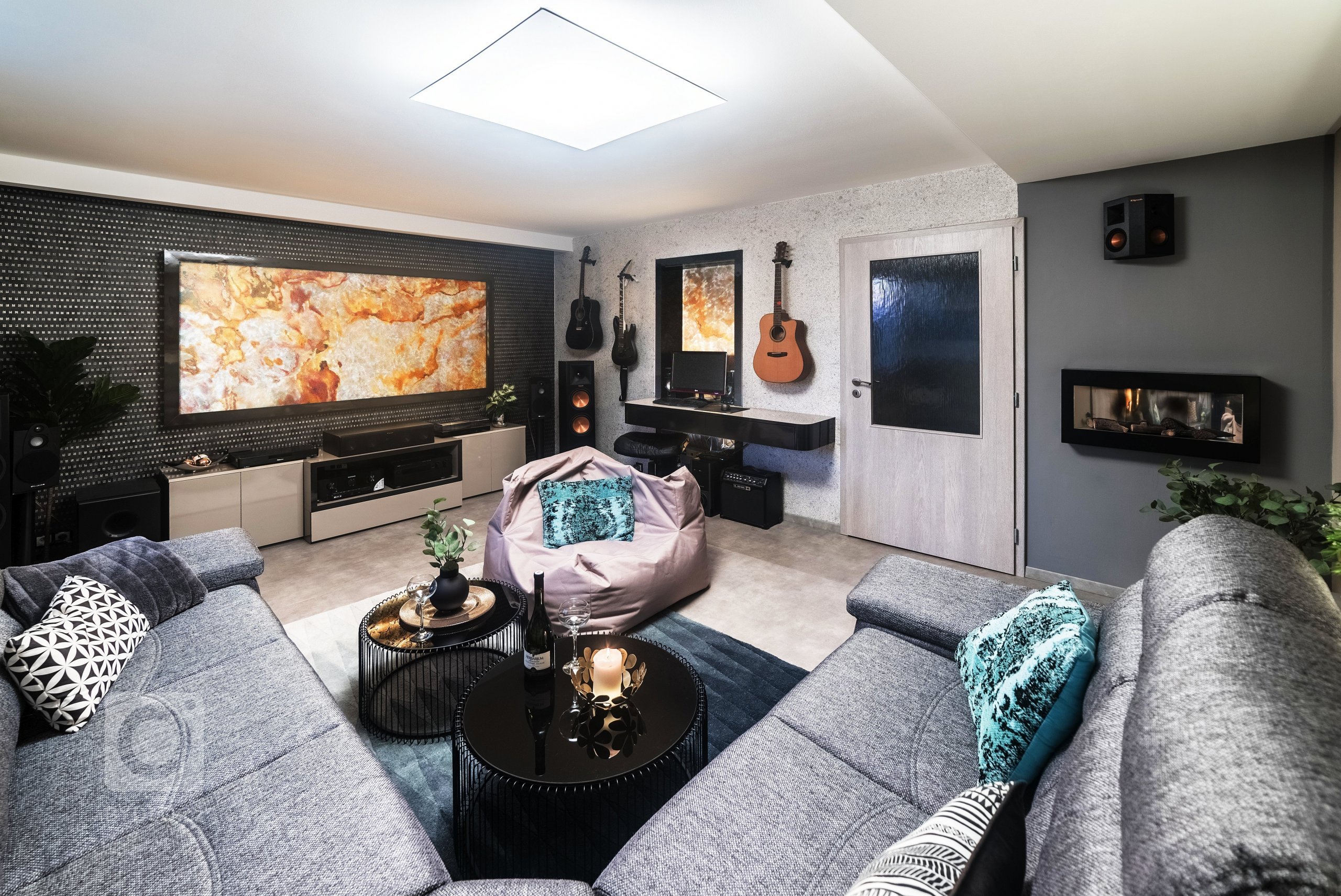 Prostor obývá velmi milý pán - filmový a hudební fajnšmekr. Místo televize je v pokoji promítací plátno, které se spouští ze sádrokartonového podhledu ve…