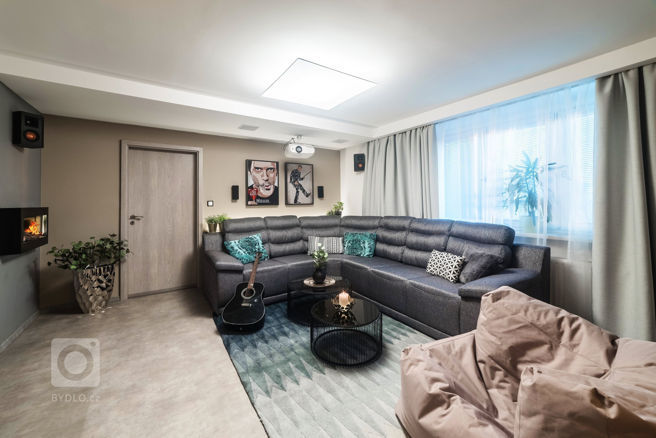 Prostor obývá velmi milý pán - filmový a hudební fajnšmekr. Místo televize je v pokoji promítací plátno, které se spouští ze sádrokartonového podhledu ve…