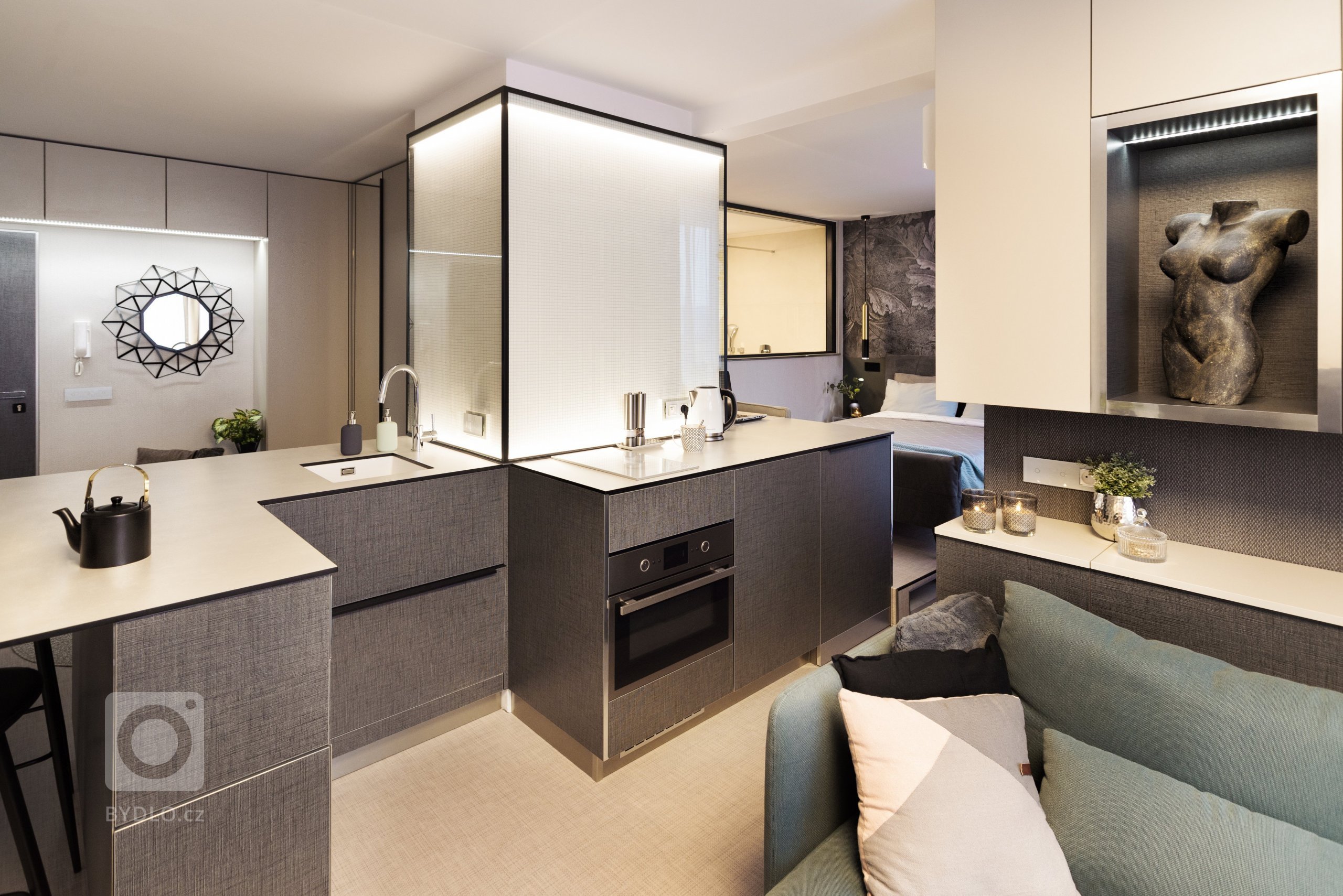 Jak bydlí designérka na 37 m2

Vzhledem k&nbsp;tomu, že jsem si bydlení navrhovala sama pro sebe, zadání jsem měla jasné: prostor bytu musí být otevřený a…