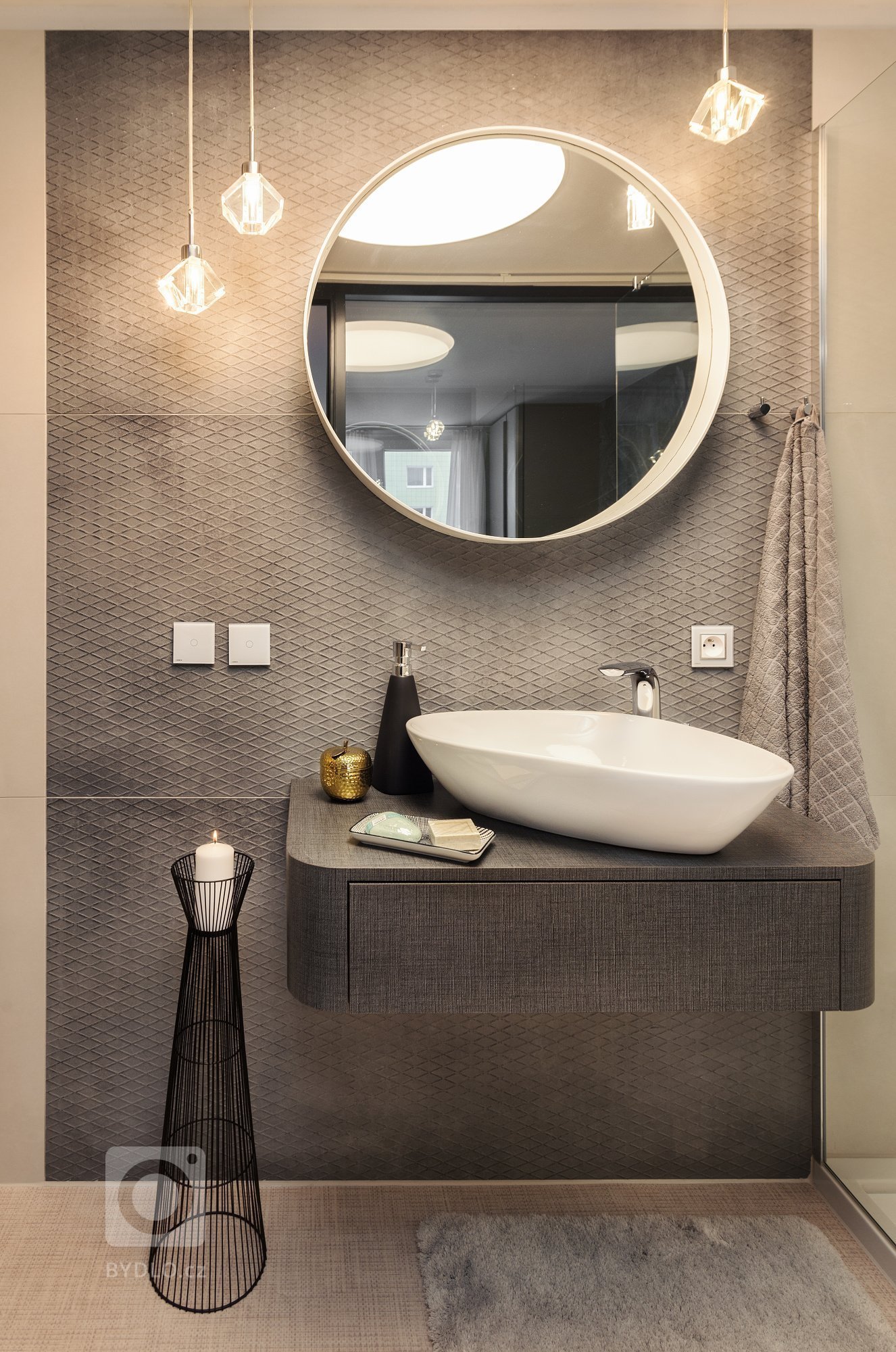 Jak bydlí designérka na 37 m2

Vzhledem k&nbsp;tomu, že jsem si bydlení navrhovala sama pro sebe, zadání jsem měla jasné: prostor bytu musí být otevřený a…