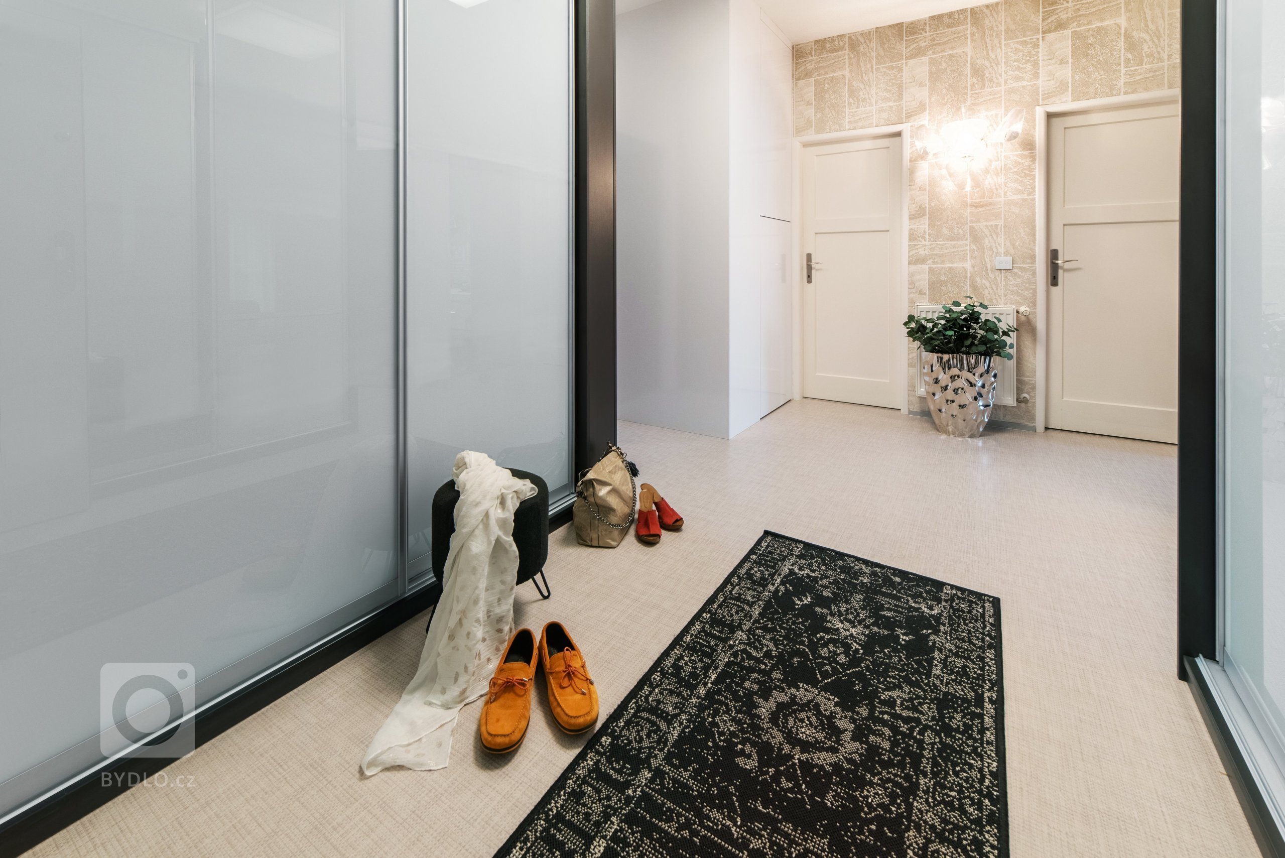 Městský činžovní dům byl postaven začátkem 50. let minulého století. Jednotlivé byty patří městu, ale i přesto se klienti rozhodli, že do městského bytu dají…