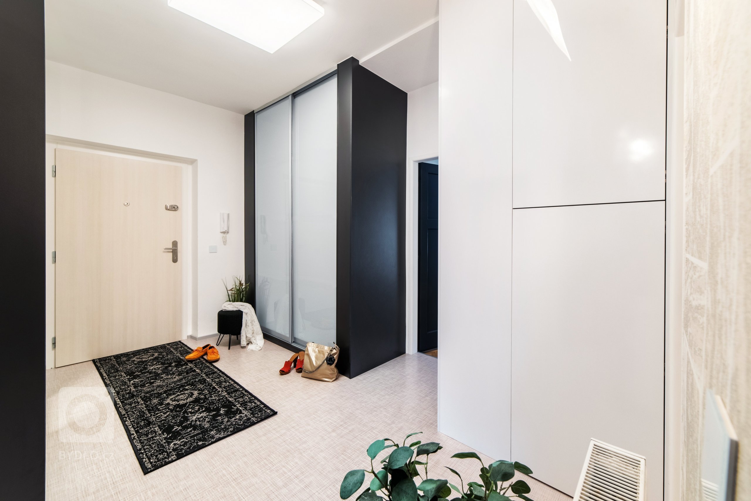 Městský činžovní dům byl postaven začátkem 50. let minulého století. Jednotlivé byty patří městu, ale i přesto se klienti rozhodli, že do městského bytu dají…