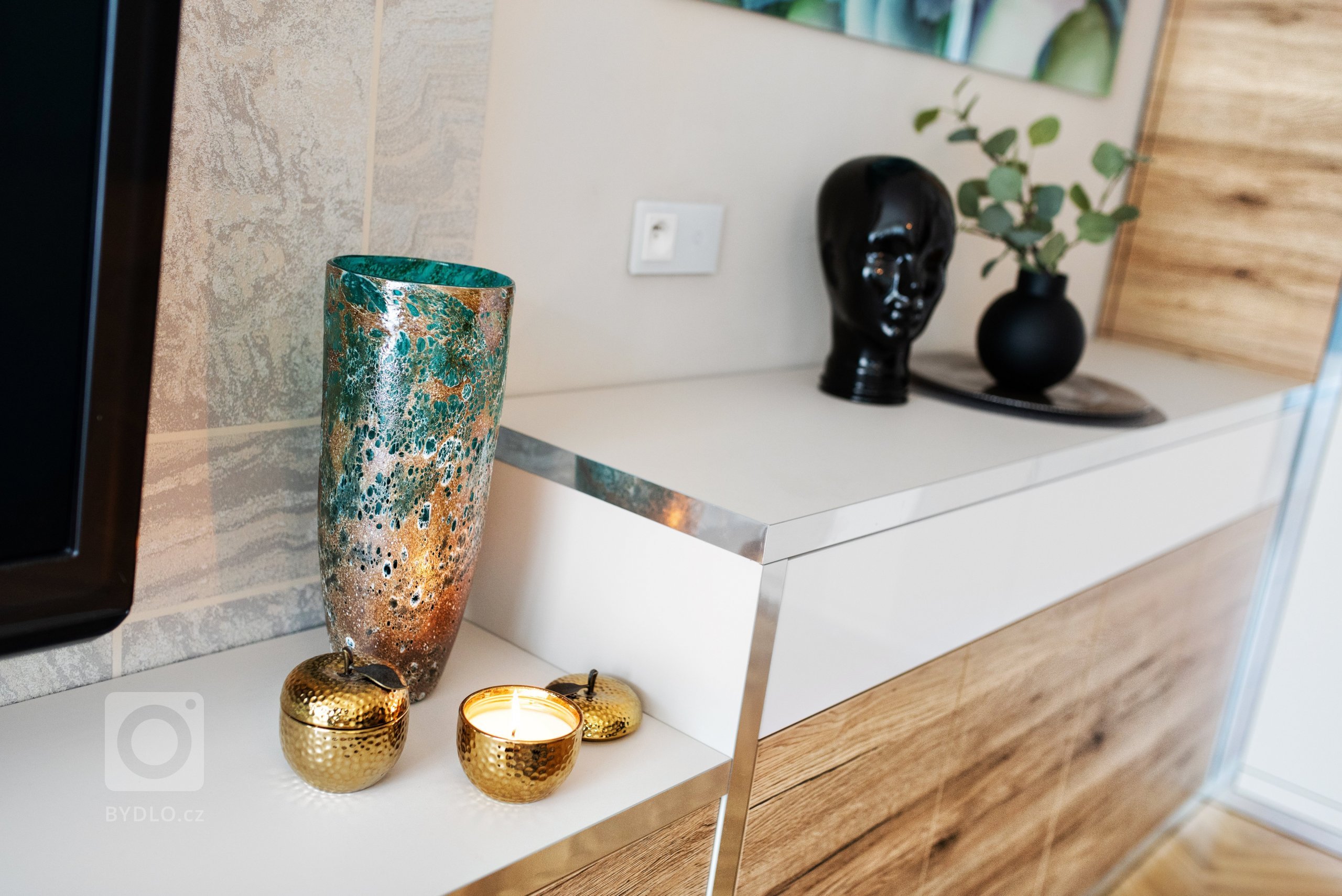 Městský činžovní dům byl postaven začátkem 50. let minulého století. Jednotlivé byty patří městu, ale i přesto se klienti rozhodli, že do městského bytu dají…