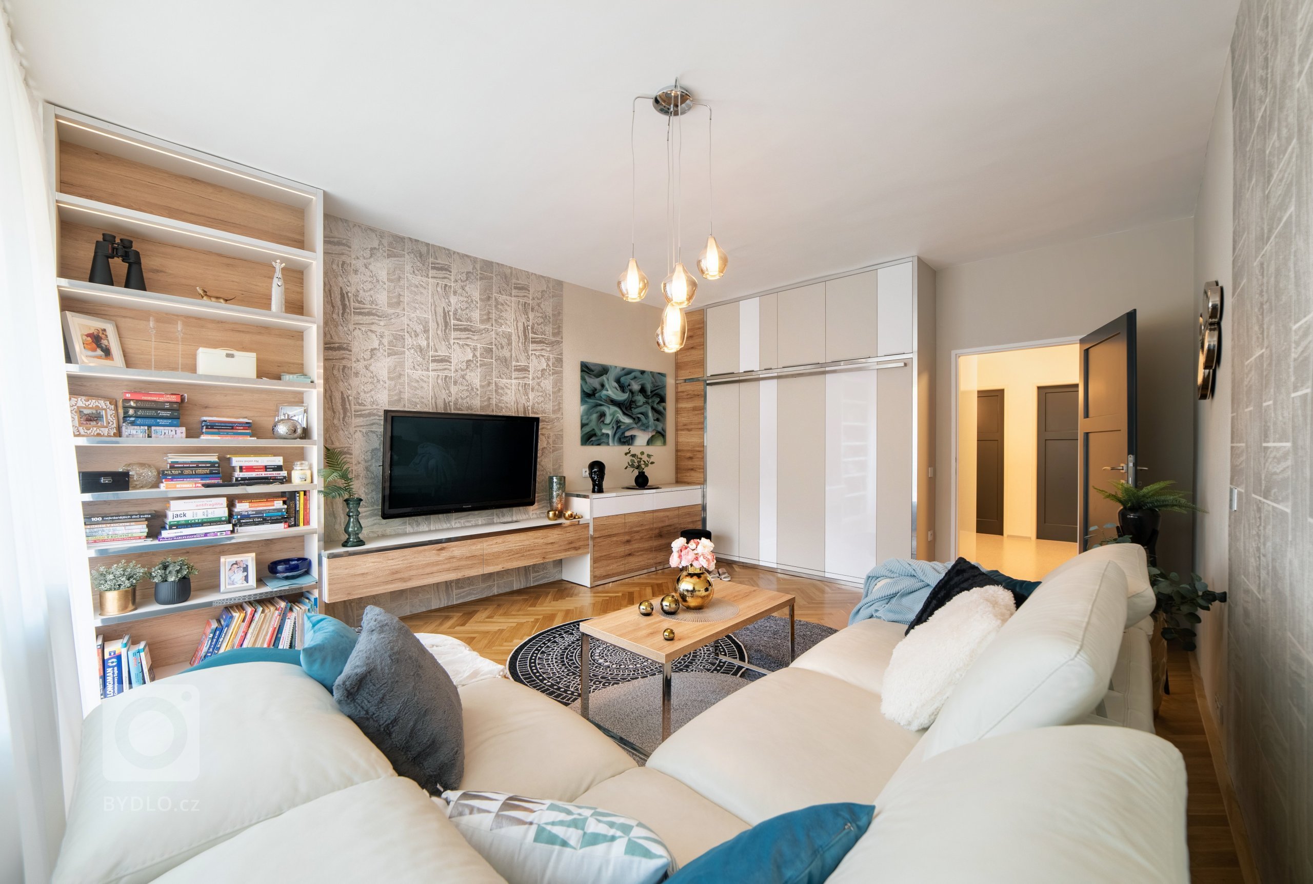 Městský činžovní dům byl postaven začátkem 50. let minulého století. Jednotlivé byty patří městu, ale i přesto se klienti rozhodli, že do městského bytu dají…