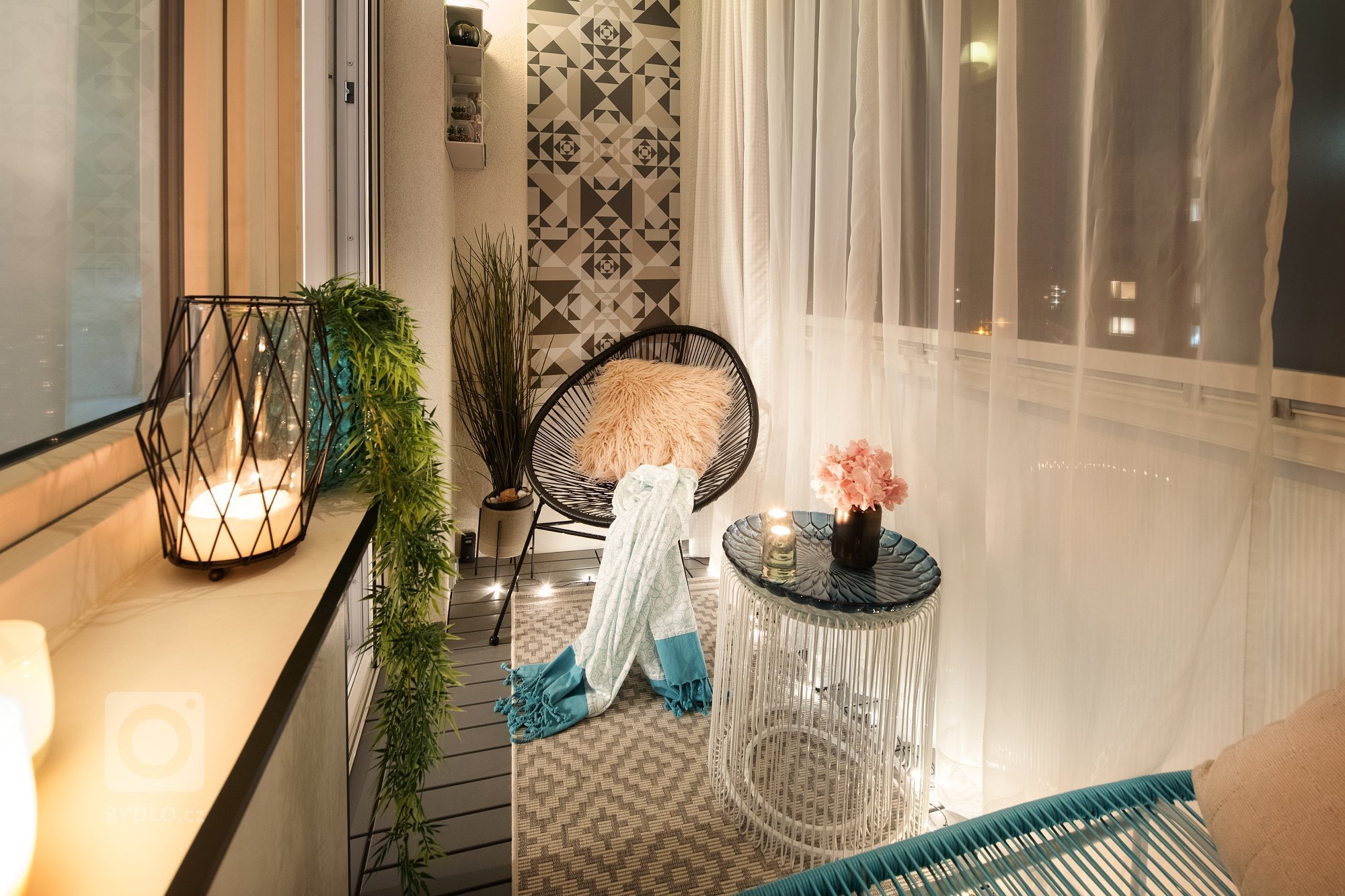 Lodžie náleží panelákové garsonce o výměře 40 m2. Panelákový dům byl postaven v&nbsp;roce 1980. Dům prošel zateplením fasády, tím se bohužel prostor lodžie…