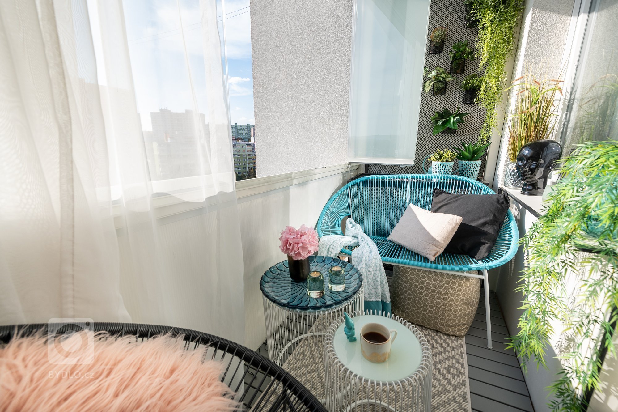 Lodžie náleží panelákové garsonce o výměře 40 m2. Panelákový dům byl postaven v&nbsp;roce 1980. Dům prošel zateplením fasády, tím se bohužel prostor lodžie…