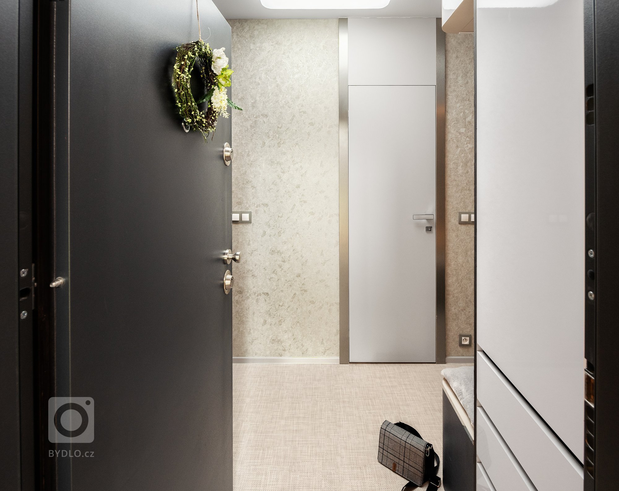 Manželé v důchodovém věku (oba 72 let) jsou aktivní, sportovně a kulturně založení lidé. Ačkoli jsou to sedmdesátníci, oba stále pracují a žijí velmi moderně.…