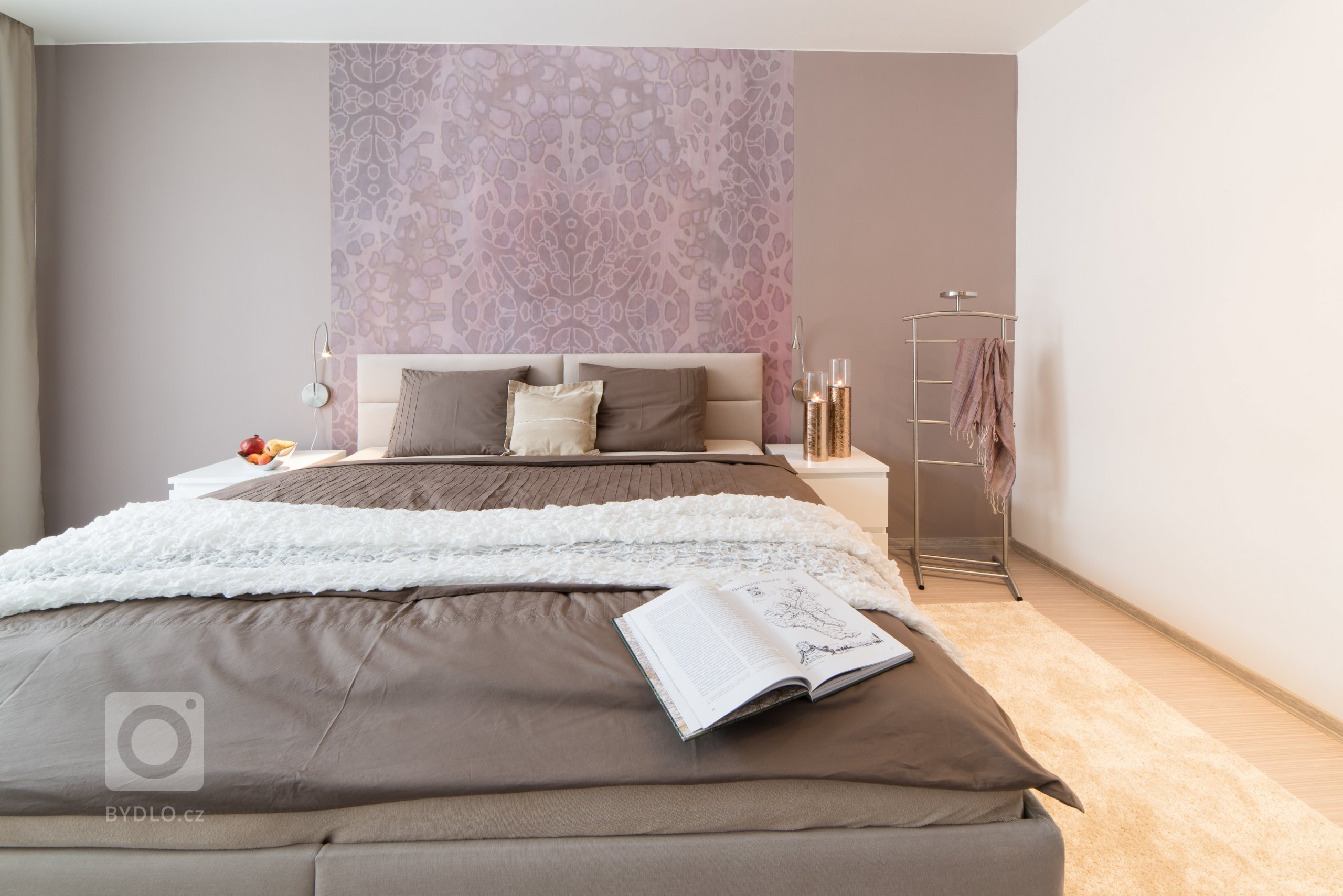 Původní velmi tmavý obývací pokoj se novým bílo-modro-béžovým laděním proměnil v příjemně světlý, svěží prostor. Výrazné tapety a koberec s pastelovými vzory…