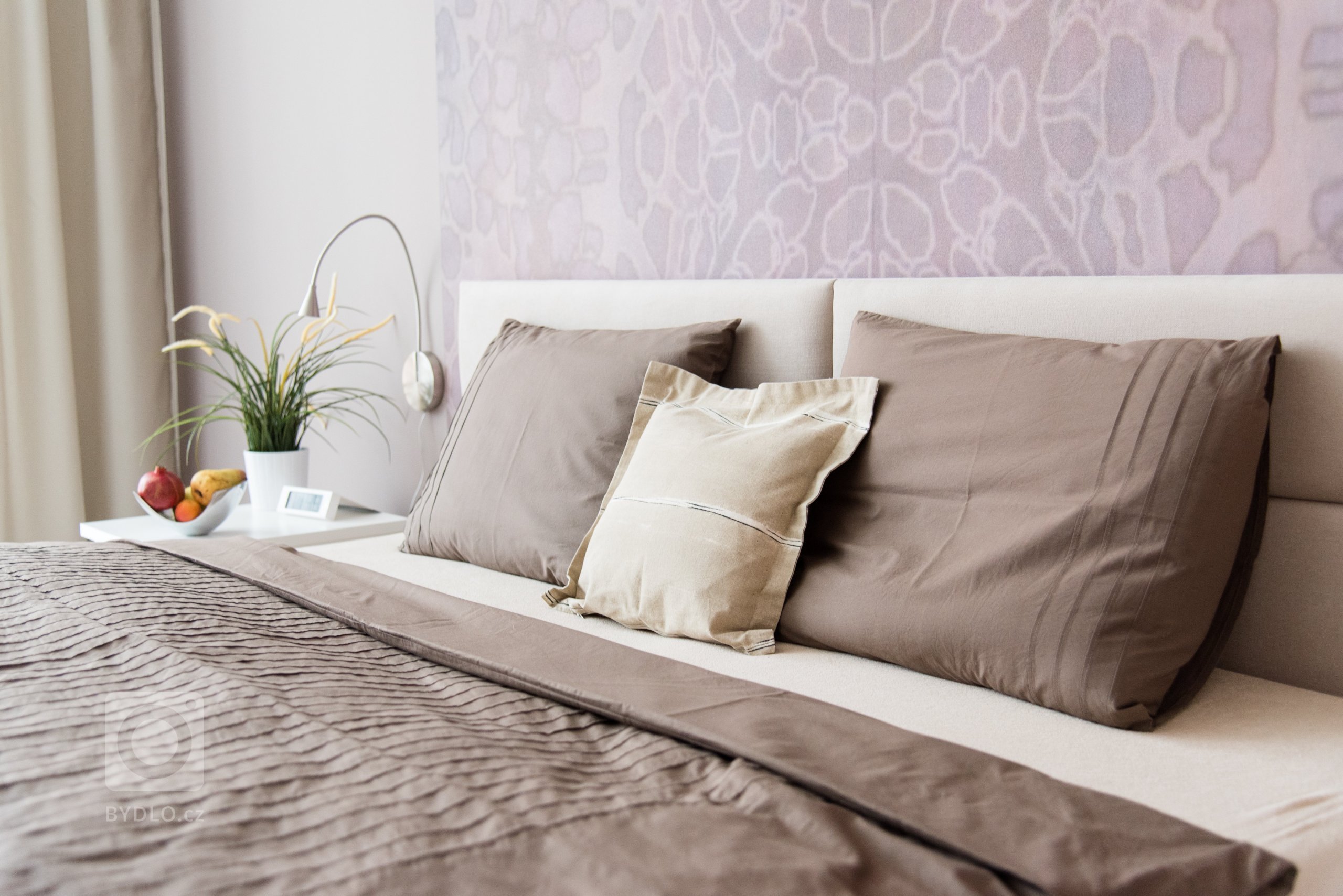 Původní velmi tmavý obývací pokoj se novým bílo-modro-béžovým laděním proměnil v příjemně světlý, svěží prostor. Výrazné tapety a koberec s pastelovými vzory…