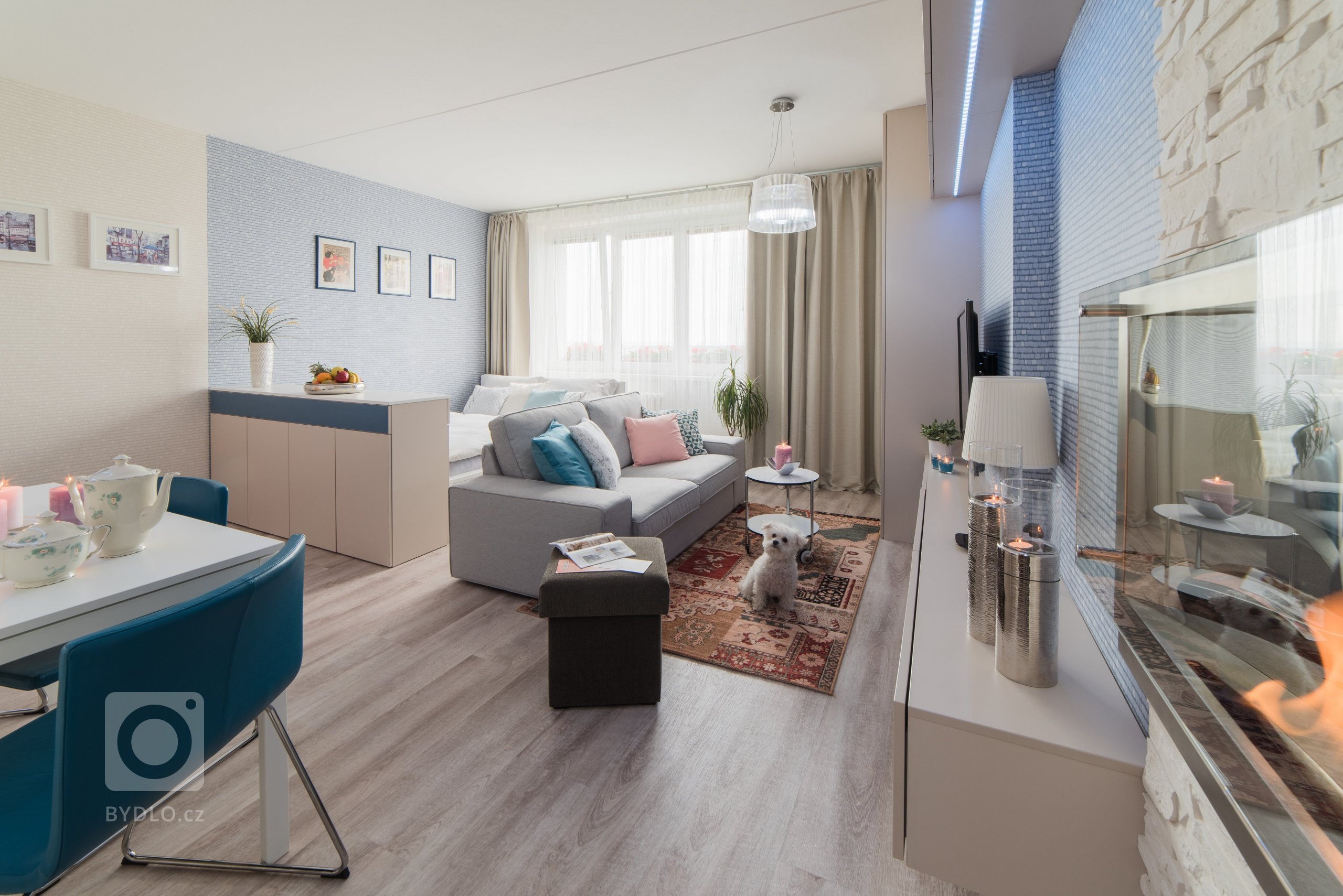 Loni mě oslovila klientka, která chtěla vyřešit spaní v obýváku spojeného s kuchyňským koutem (ten jsem nenavrhovala, kuchyňka zůstala původní). Majitelka…