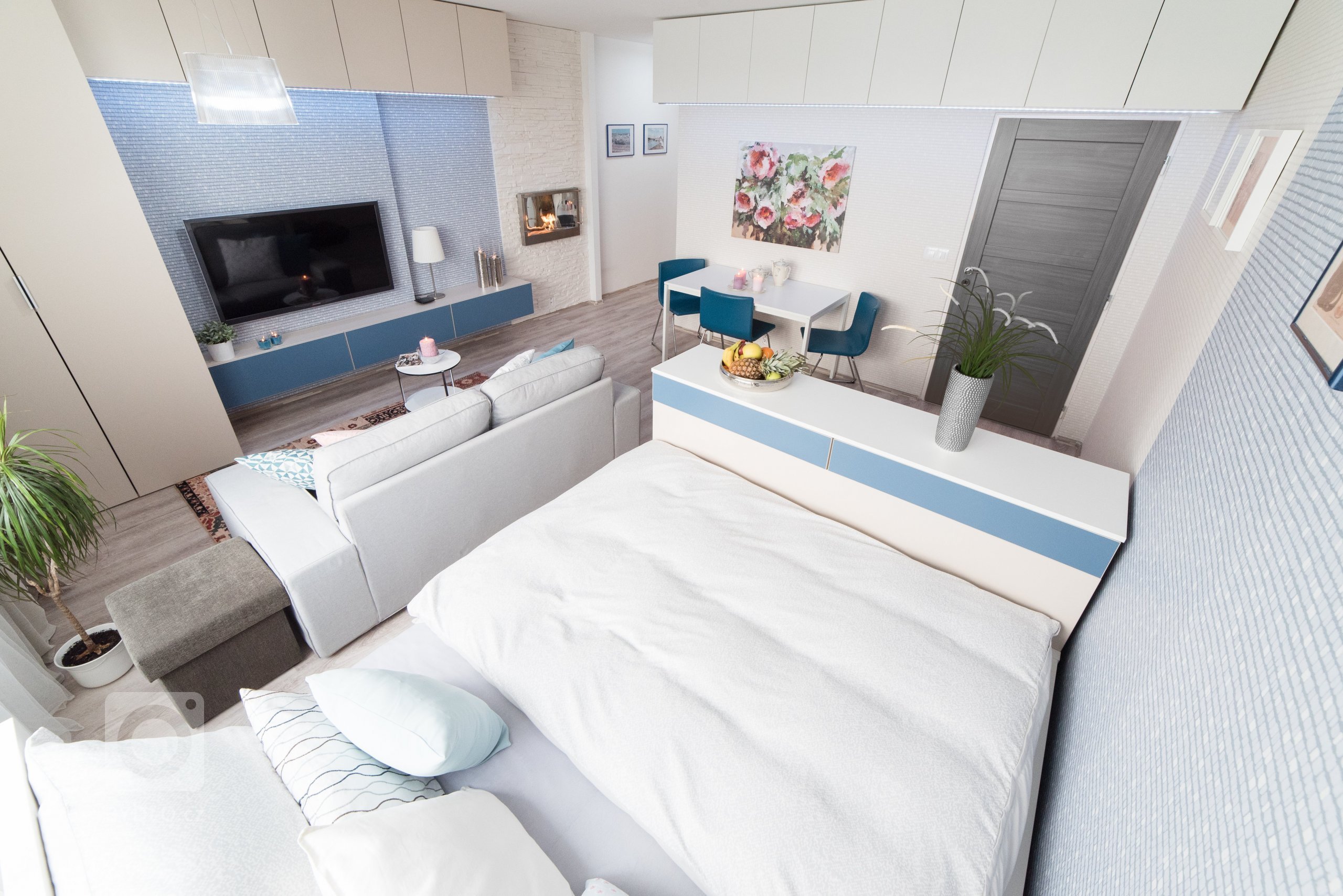 Loni mě oslovila klientka, která chtěla vyřešit spaní v obýváku spojeného s kuchyňským koutem (ten jsem nenavrhovala, kuchyňka zůstala původní). Majitelka…