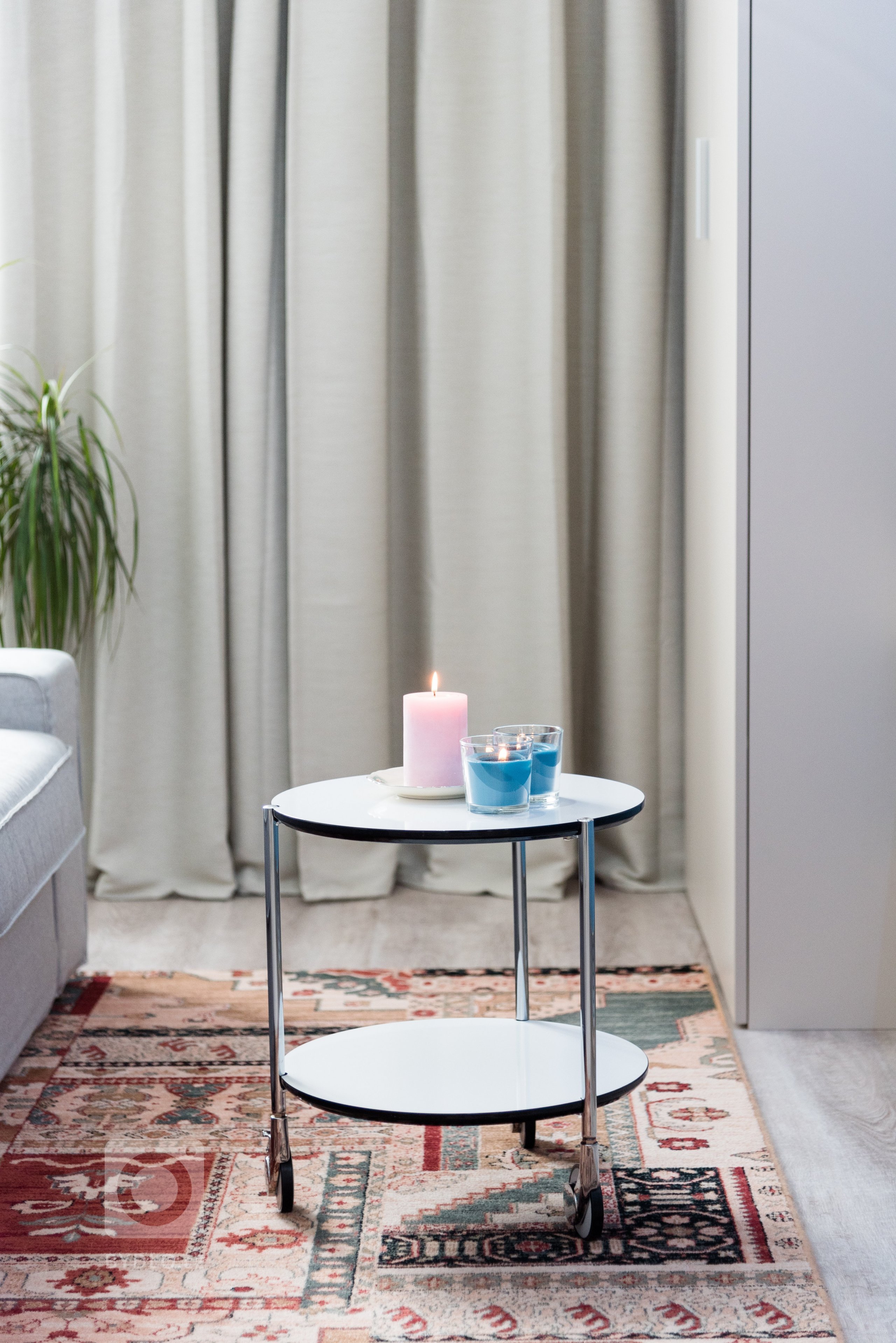 Loni mě oslovila klientka, která chtěla vyřešit spaní v obýváku spojeného s kuchyňským koutem (ten jsem nenavrhovala, kuchyňka zůstala původní). Majitelka…