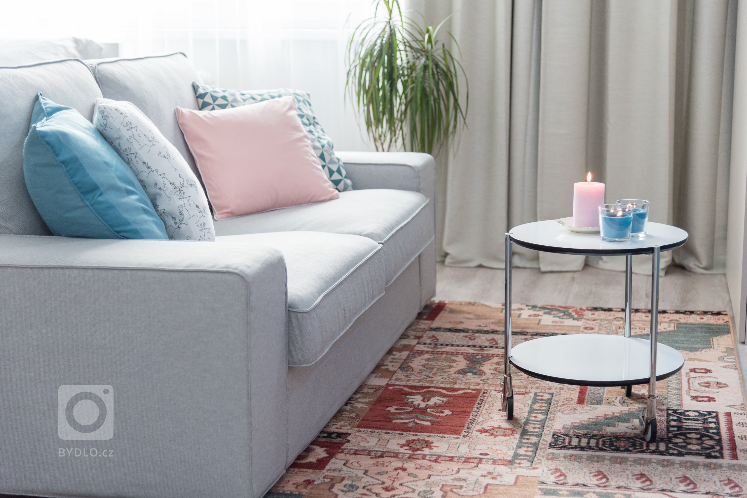 Loni mě oslovila klientka, která chtěla vyřešit spaní v obýváku spojeného s kuchyňským koutem (ten jsem nenavrhovala, kuchyňka zůstala původní). Majitelka…